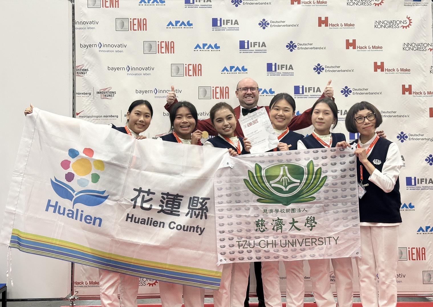 慈濟大學團隊與大會代表合影