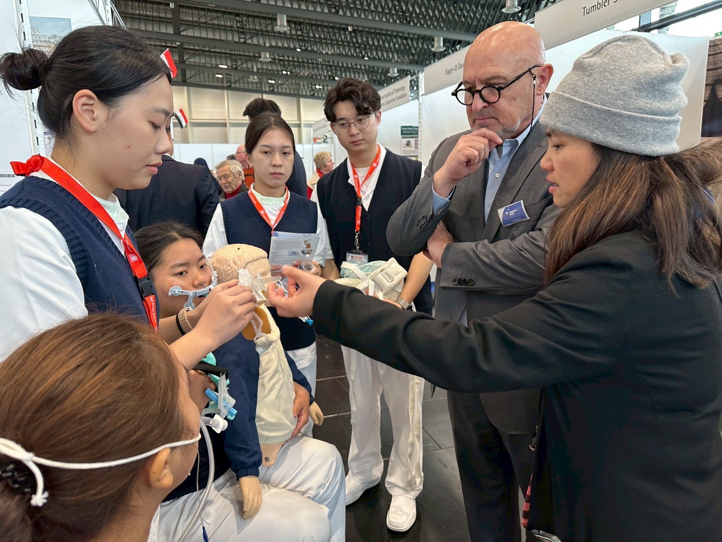 團隊成員向德國發明協會主席介紹作品,示範操作並進行解說