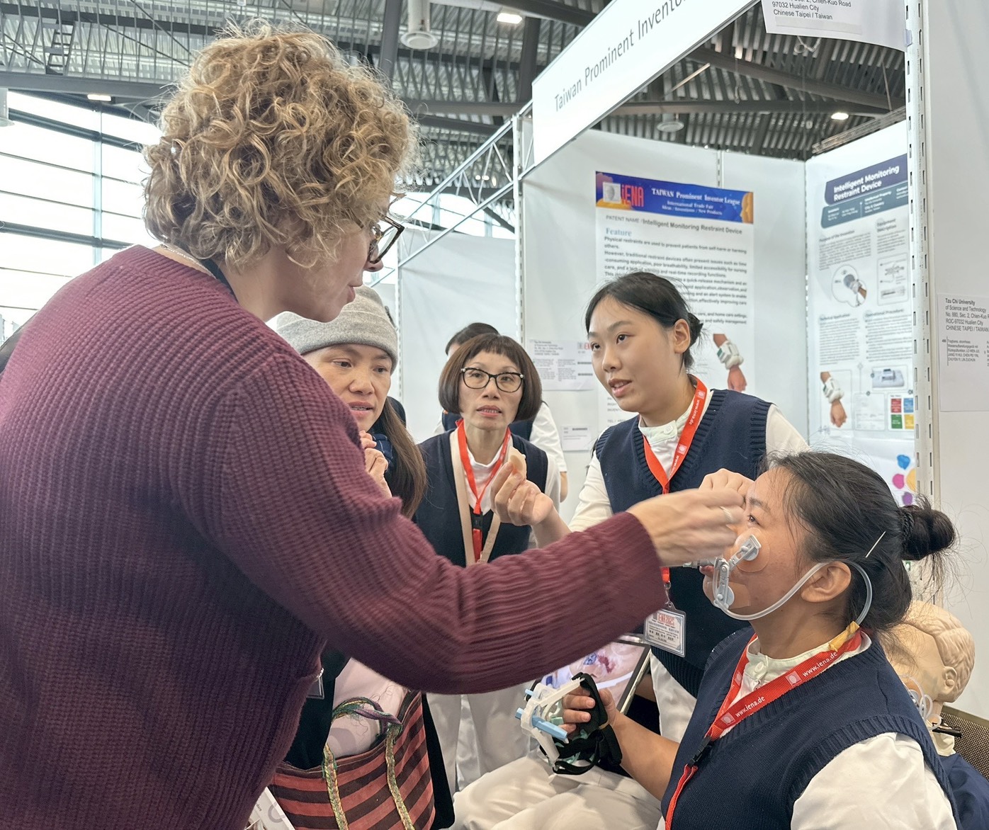 評審實際體驗裝置操作,團隊進行說明與互動交流