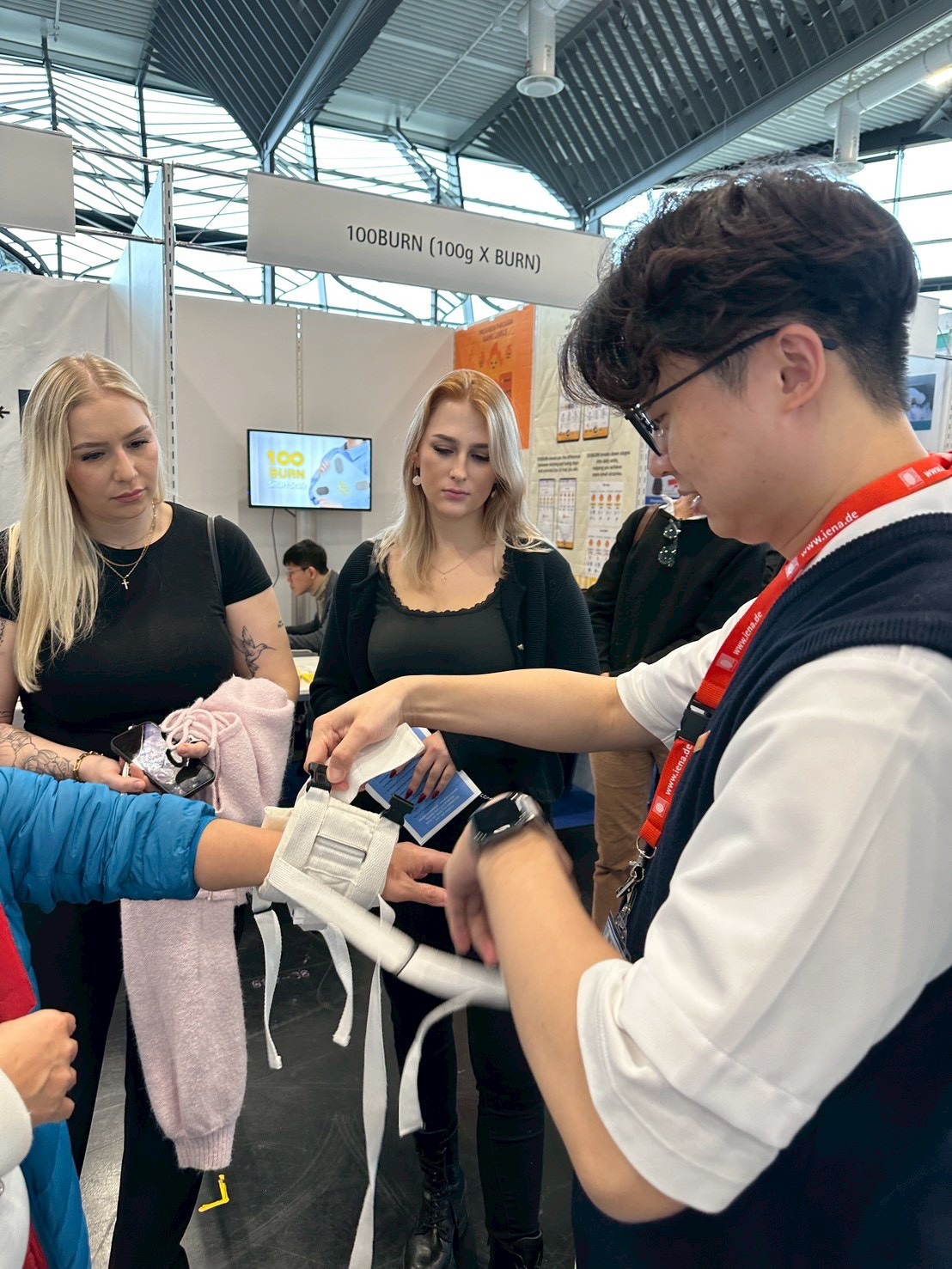 團隊用英文向觀眾介紹作品,示範操作並進行解說交流