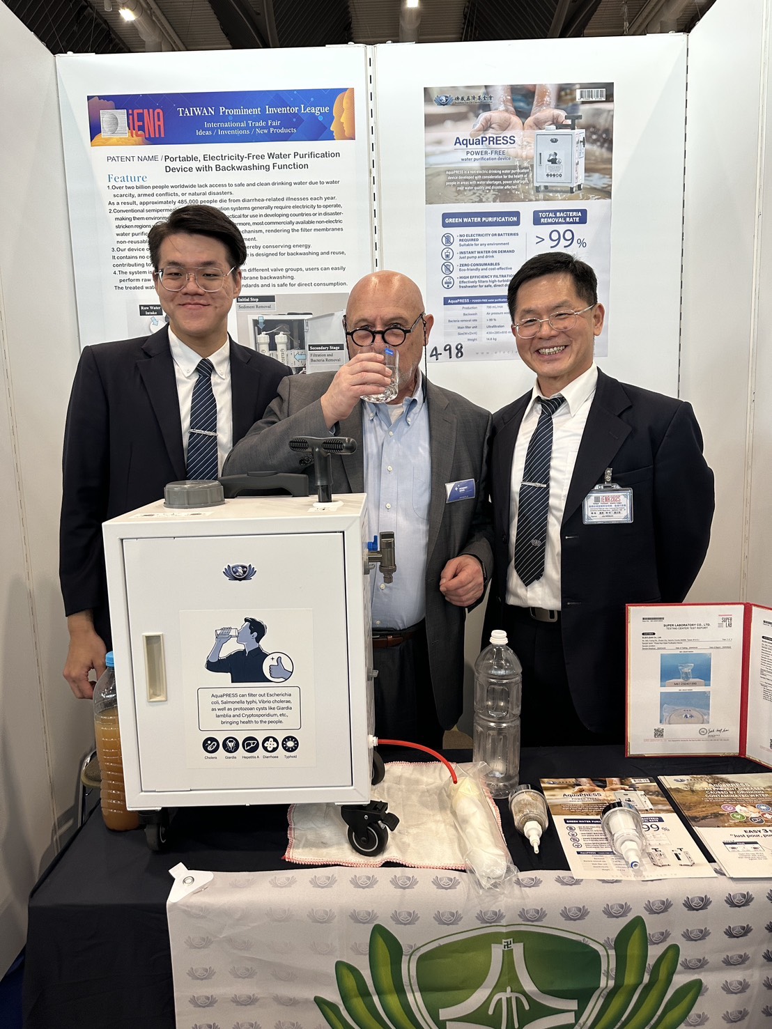 羅文瑞名譽校長團隊與大會主席合影