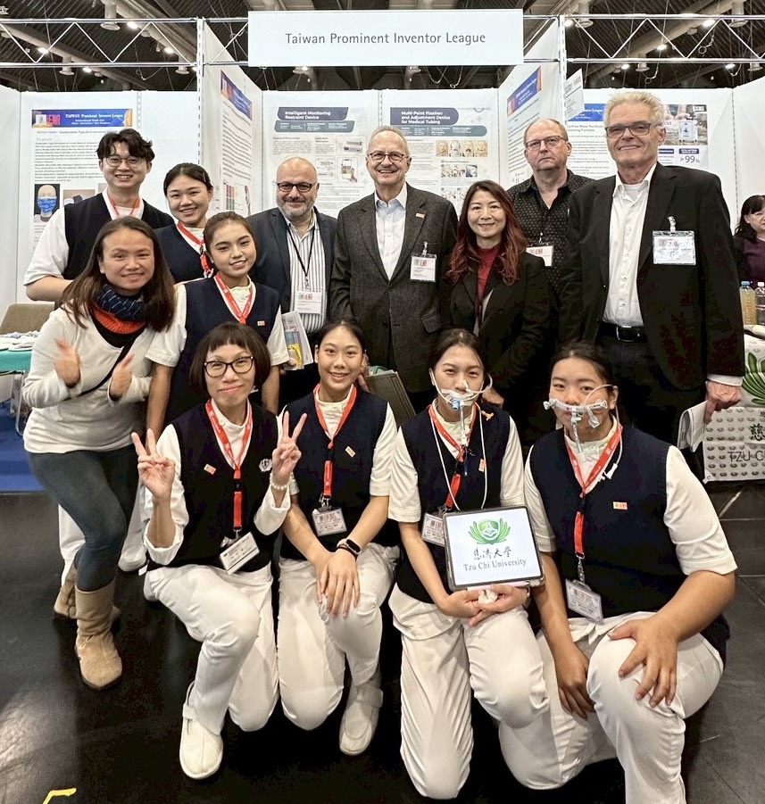 團隊與大會評審團合影留念