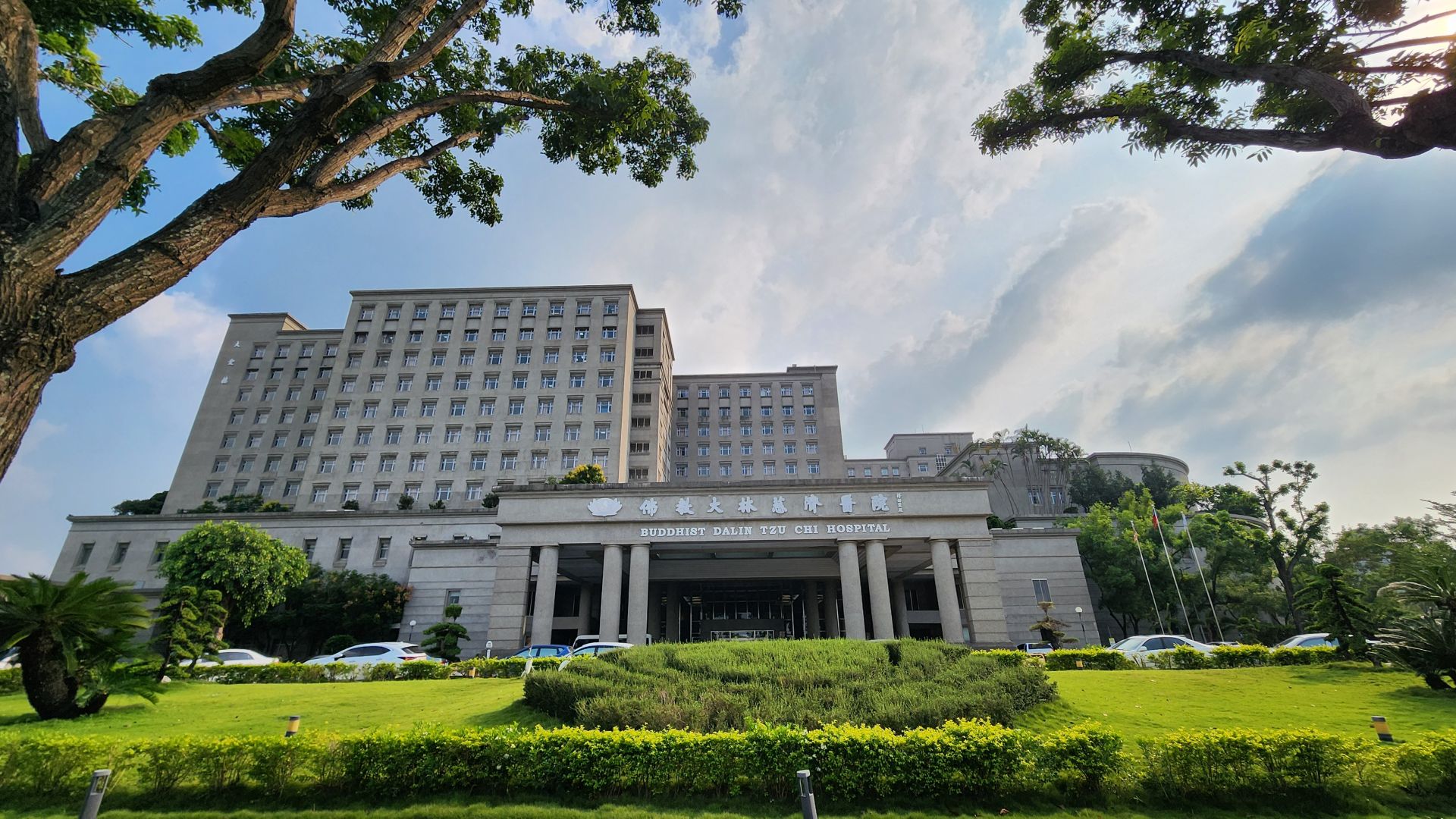 《康健》雜誌蒐集全台超過400家醫院資料,結合國內頂尖權威專家與健保公開數據,大林慈濟醫院表現亮眼。