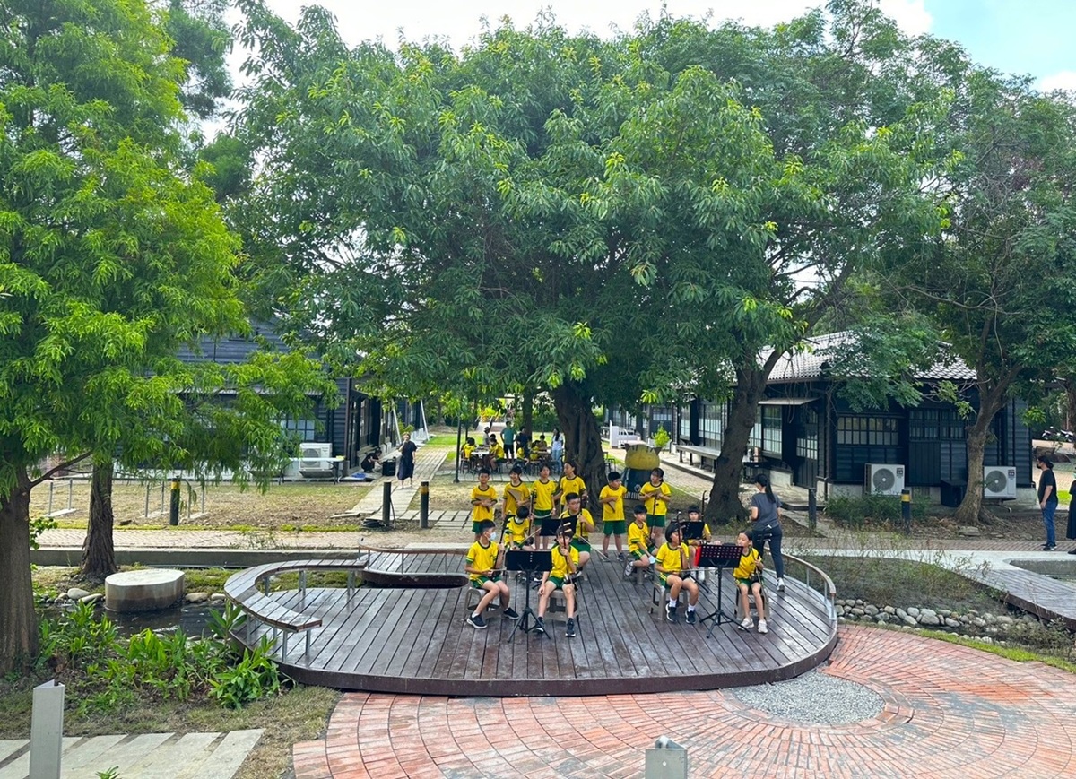 苗栗縣山腳國小：學生於戶外展演平臺進行表演。