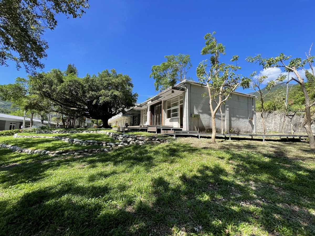 臺東縣桃源國中：荒廢草坡蛻變為一座大地階梯教室。