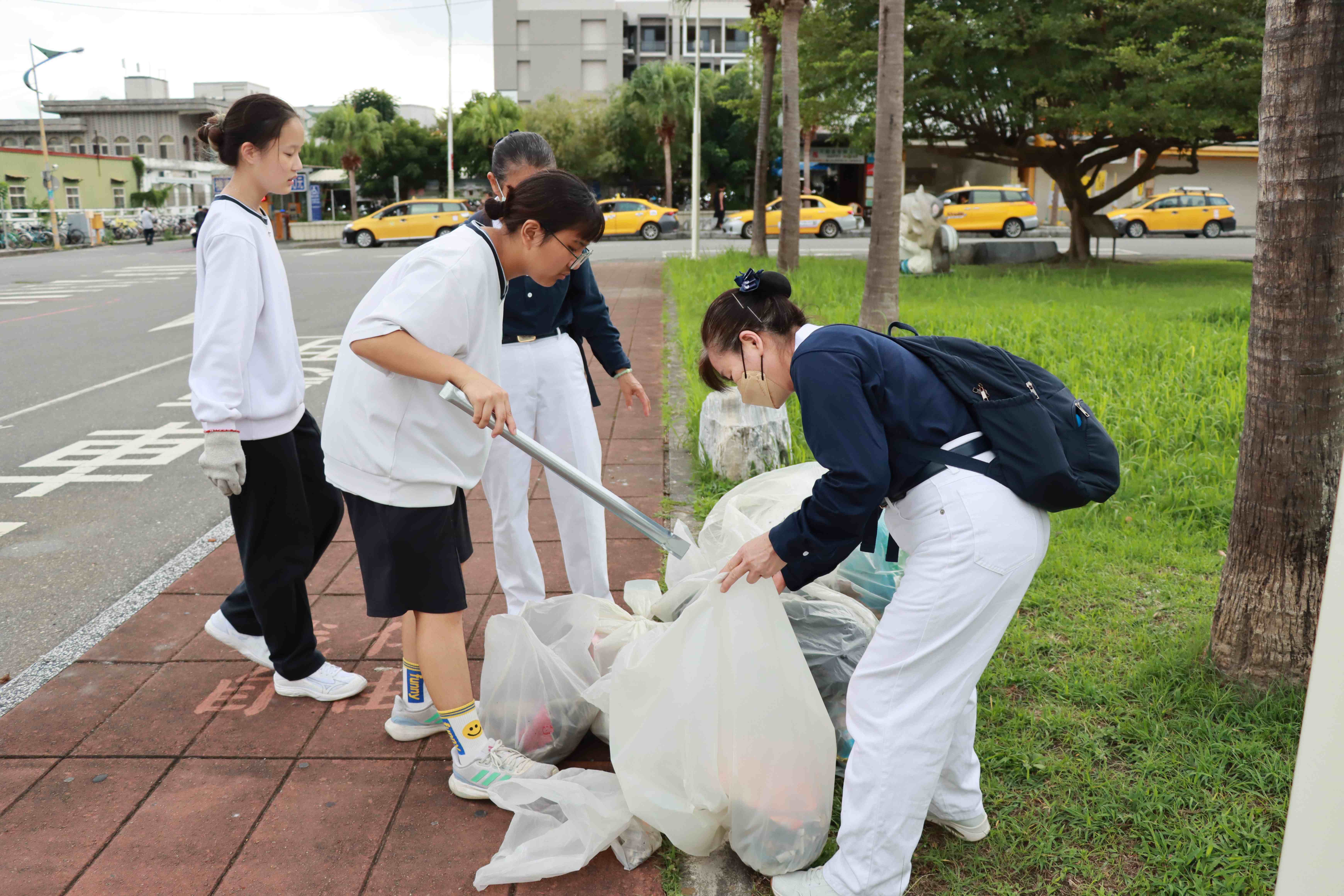 感謝老師和慈懿爸媽一起陪同大家為車站的環境清潔盡一份心力
