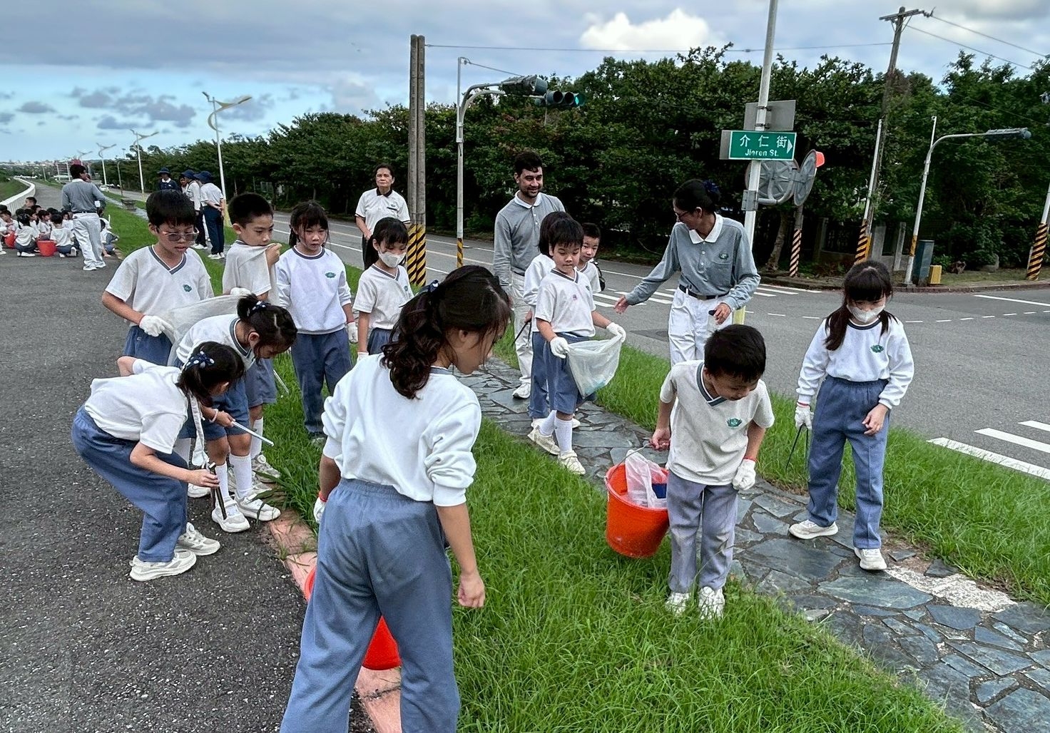 尼泊爾藍毘尼老師和慈小孩子們一起撿拾河堤垃圾