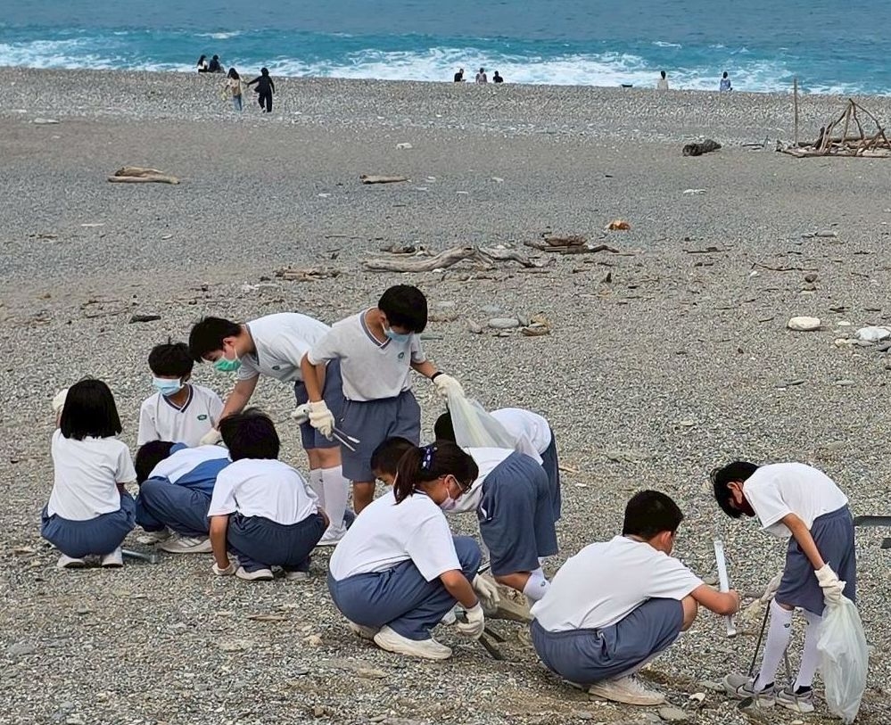 沙石中的菸蒂也不錯過，孩子們用心讓七星潭持續美麗_0