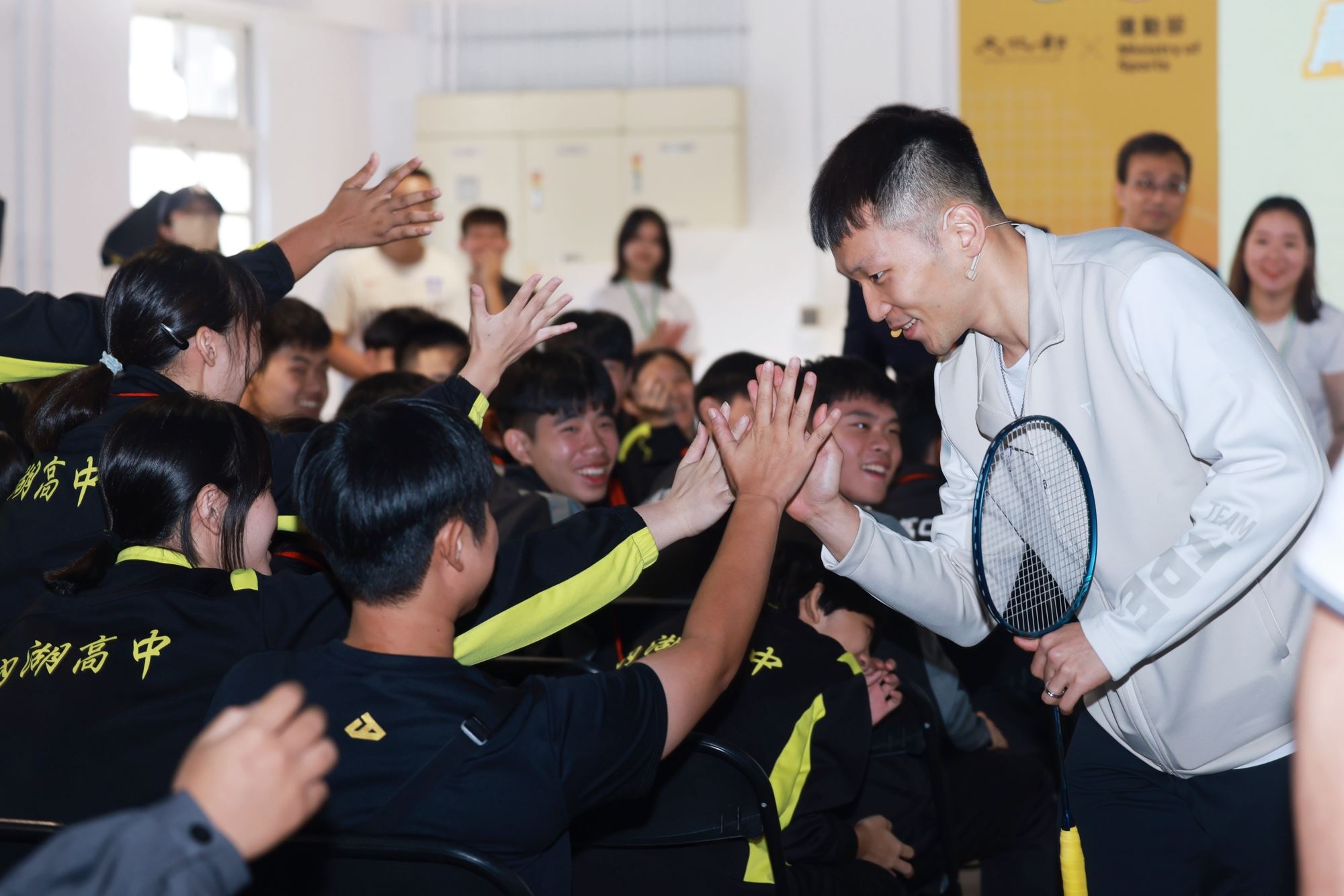 運動部長李洋（右）7日出席文化部、運動部「動滋青春X文化能量爆發」限時加碼記者會，與現場學生熱情互動。