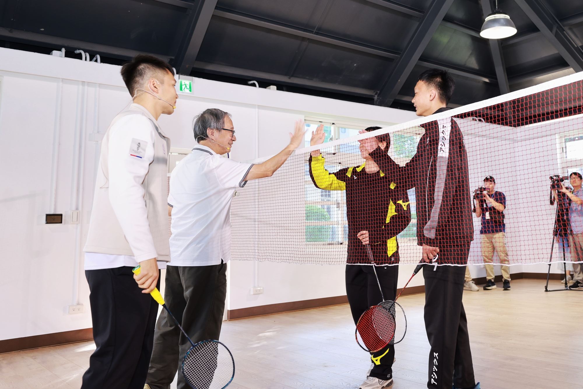 運動部長李洋（左1）、文化部長李遠（左2）組隊與2位同學對打羽球，展現「從年輕到年長」的全民運動精神。