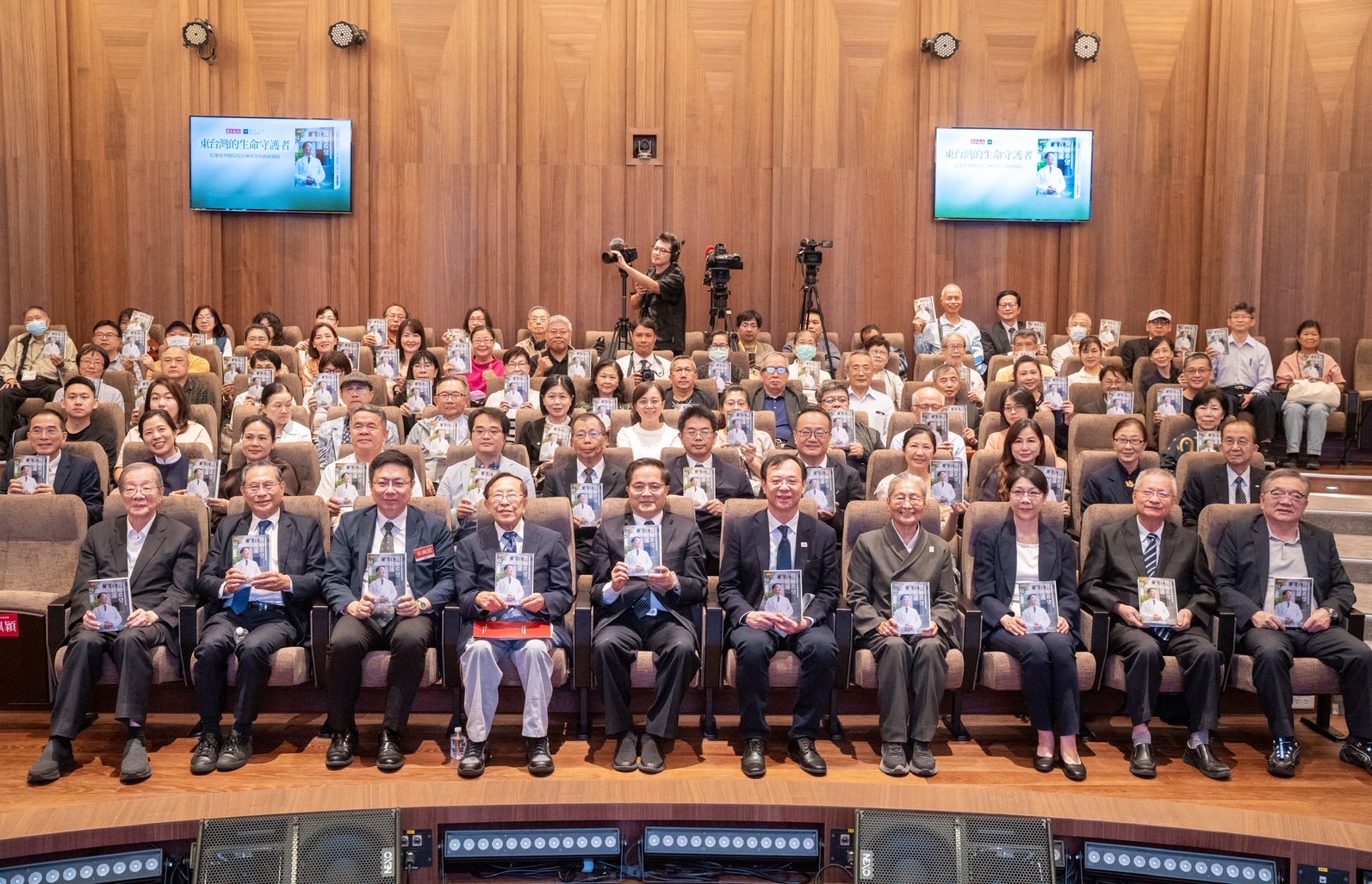 在林欣榮院長（前排左五）新書《醫療希望在花蓮》發表會上，遠見．天下文化事業群創辦人高希均教授（前排左四）、慈濟林碧玉副總（前排右四）、衛生福利部部長石崇良（前排右五）、生物技術開發中心董事長涂醒哲（前排左二）、中央研究院院長林昭庚教授（前排右二）以及考試院前院長黃榮村（前排左一）等人致詞推薦林院長在經營醫院的同時，致力於推動創新研發、中西醫合療的創舉與成果。