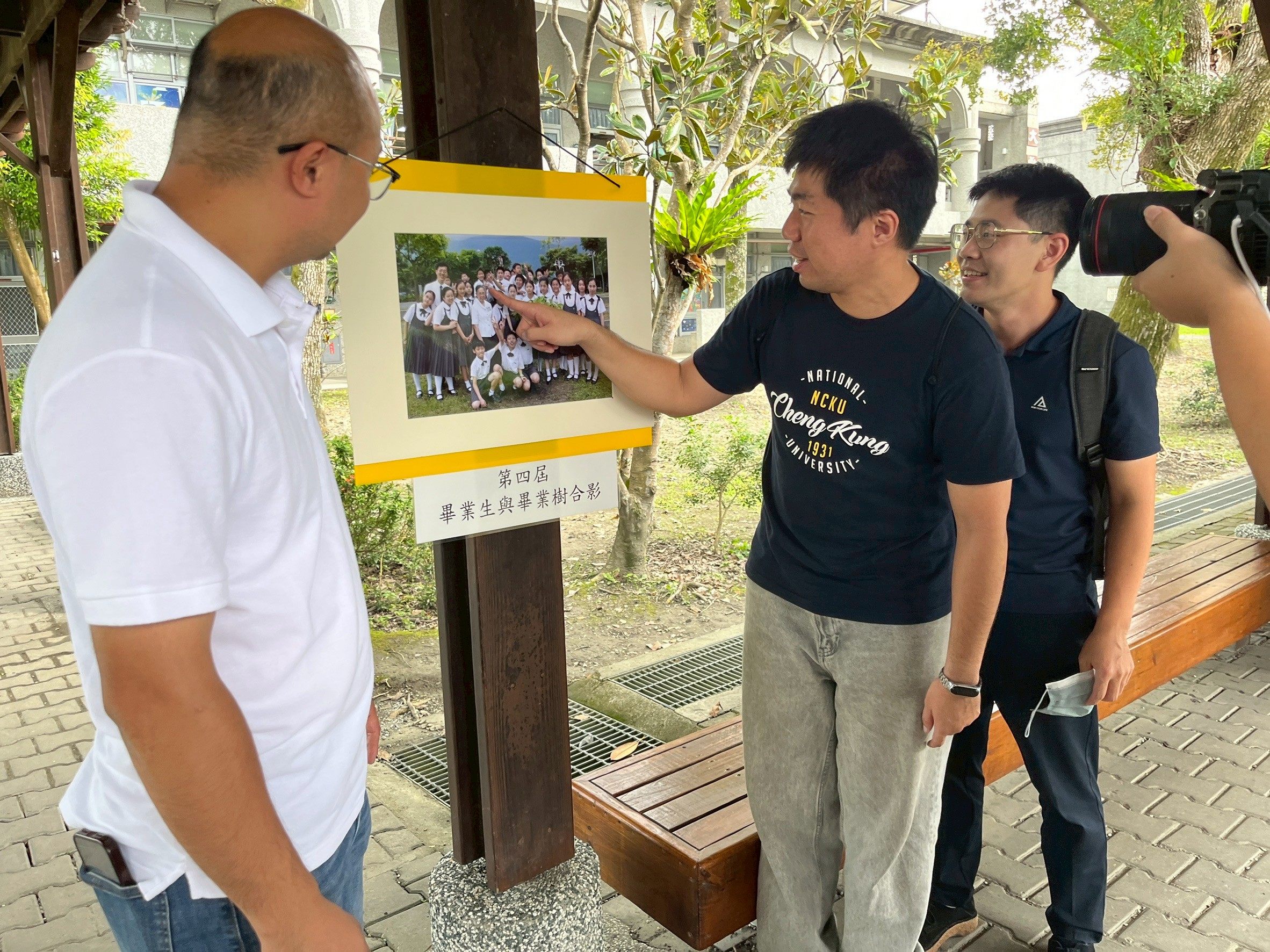 第四屆的校友陳璽宇努力從照片中找出二十年前的自己。