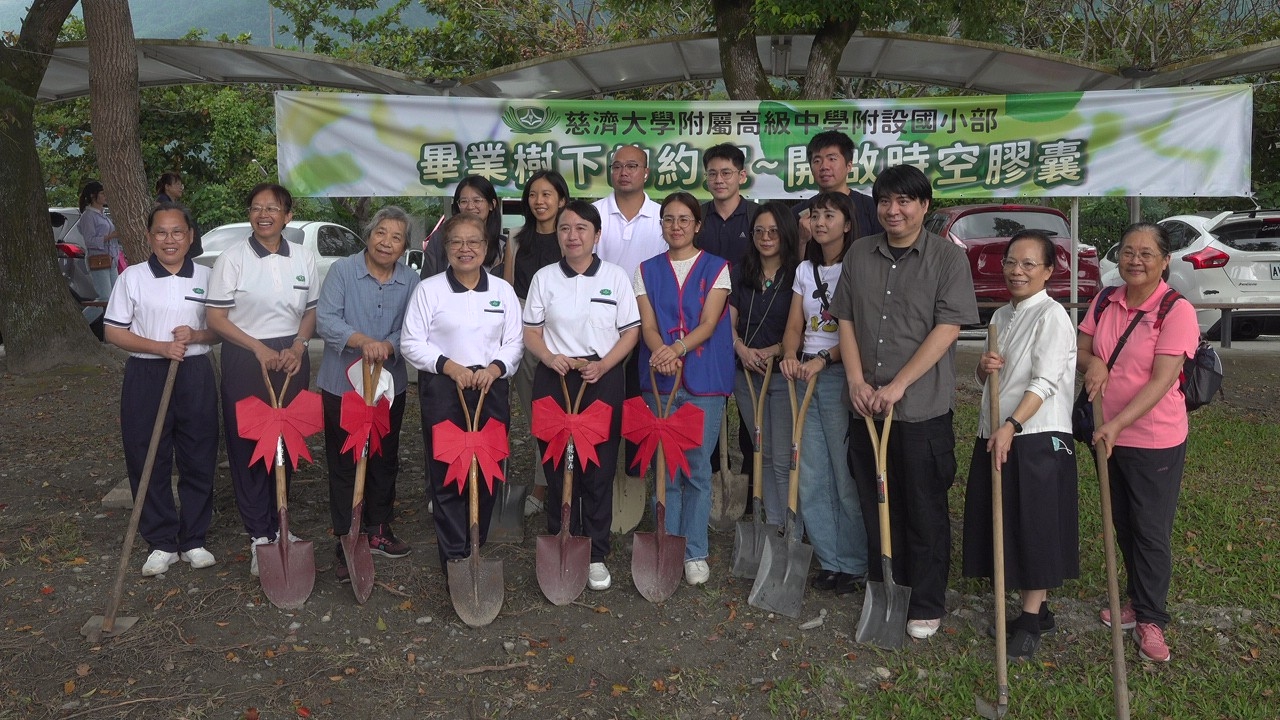 大家聚集在第一屆畢業樹前，在校長及家長會長的見證下，開啟時空膠囊