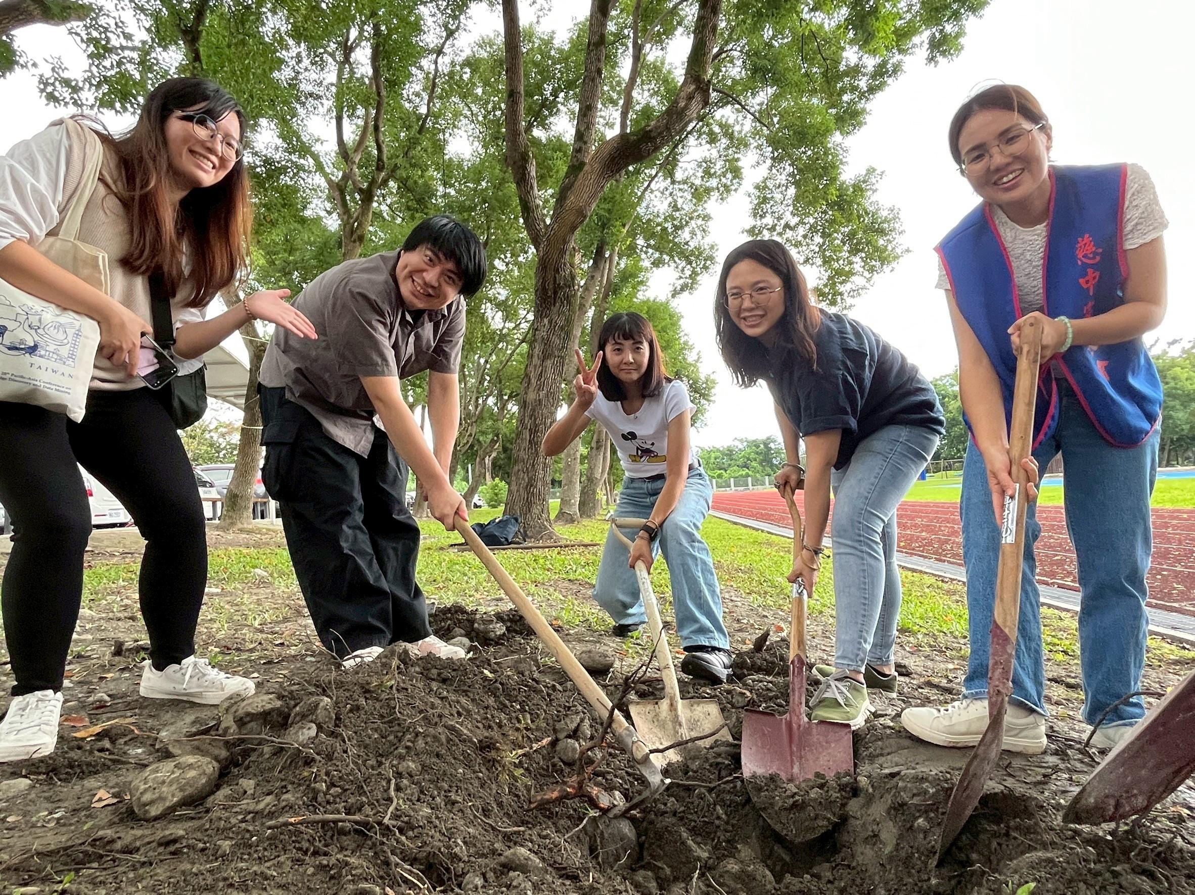 家長會楊惠婷會長是中學校友，陪伴慈小第一屆的學弟妹一起開挖時空膠囊。