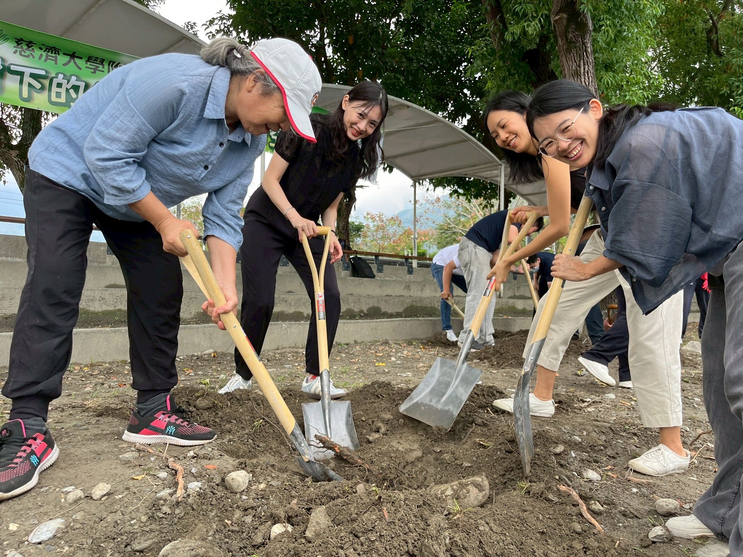 第三屆譚家安分享(右二) 事隔多年，很感恩有這樣的機會，讓多年沒有見面的老師跟小學同學可以再相聚。