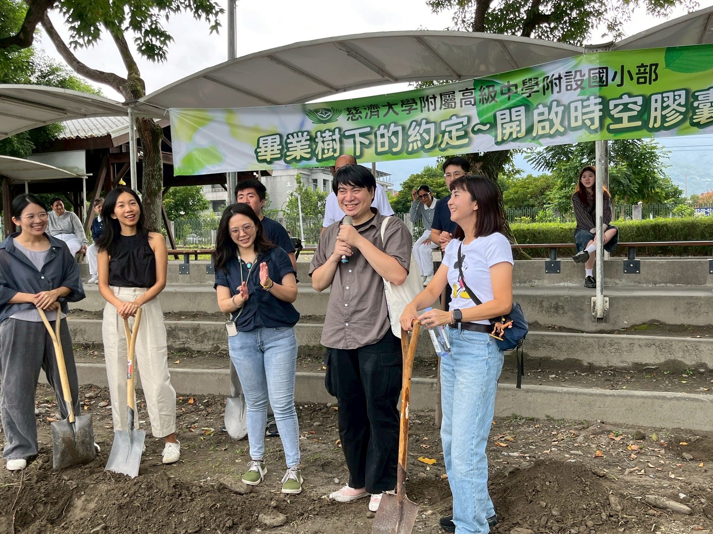 第一屆大學長蘇柏宇(右二)分享當初立下的願望，二十年後能達成夢想的喜悅。