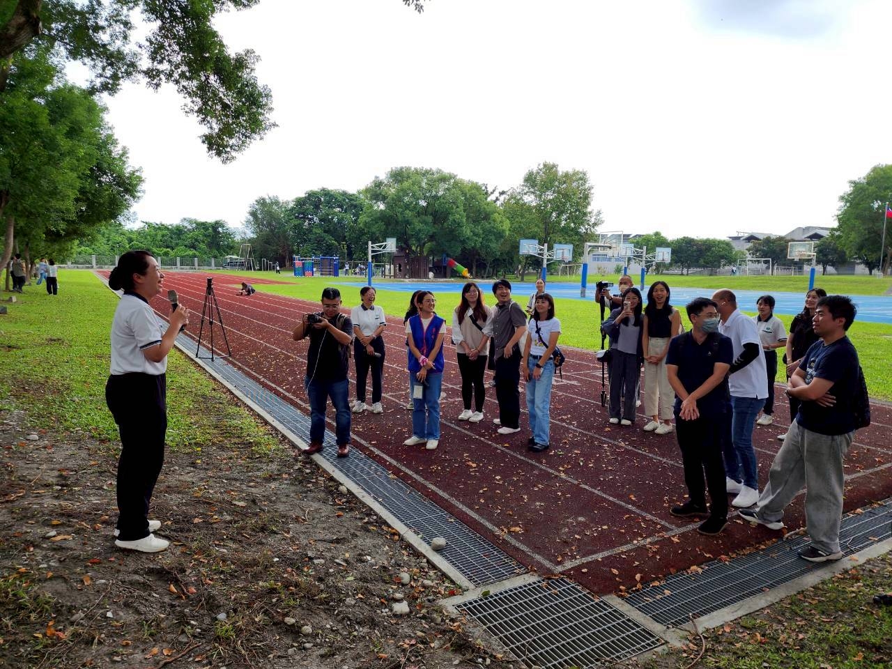 廖逸貞校長表示：「開啟時空膠囊不僅是校友回娘家，更是讓慈濟的愛延續