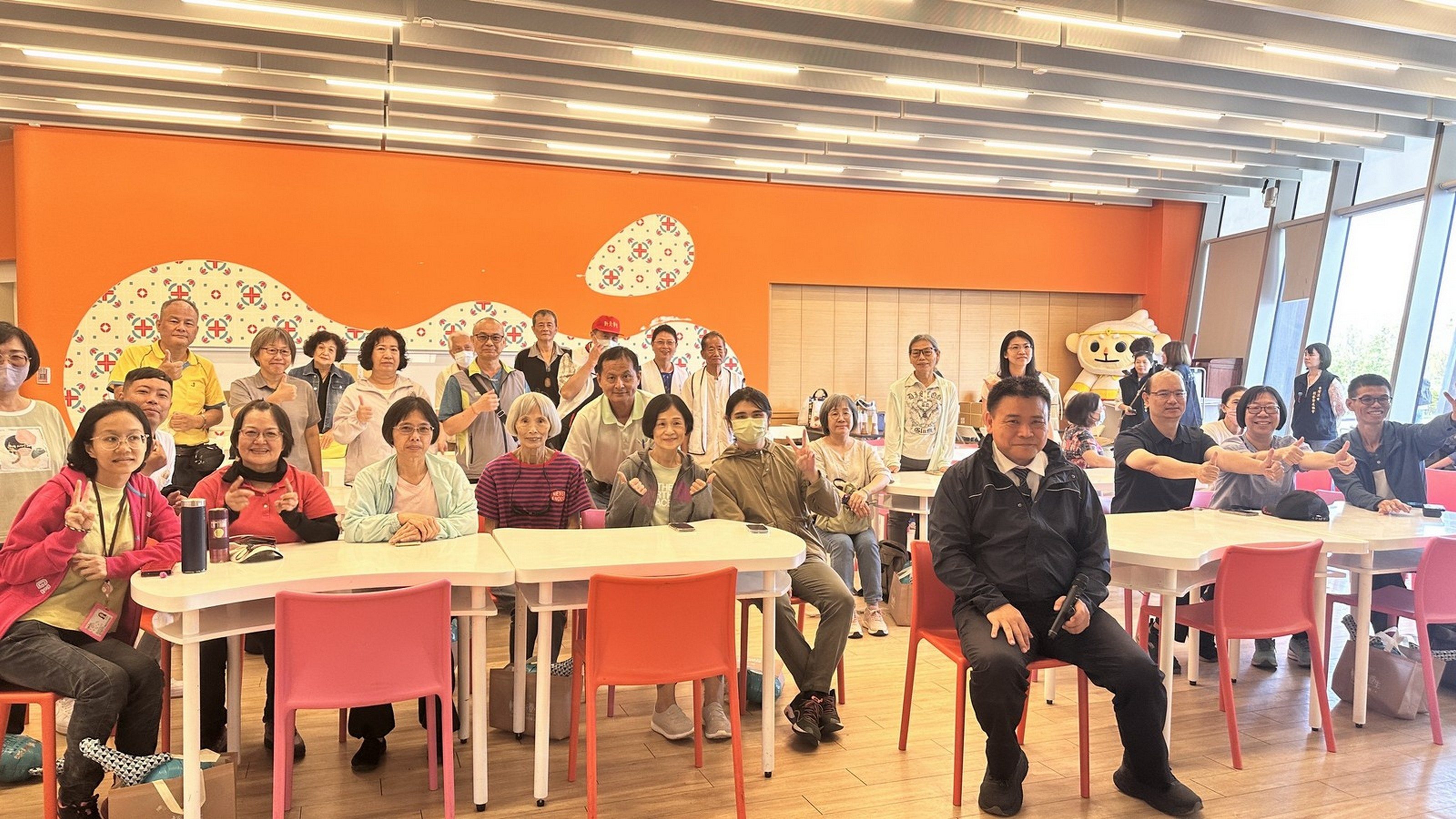 參加民眾留念合影，人人法喜充滿。