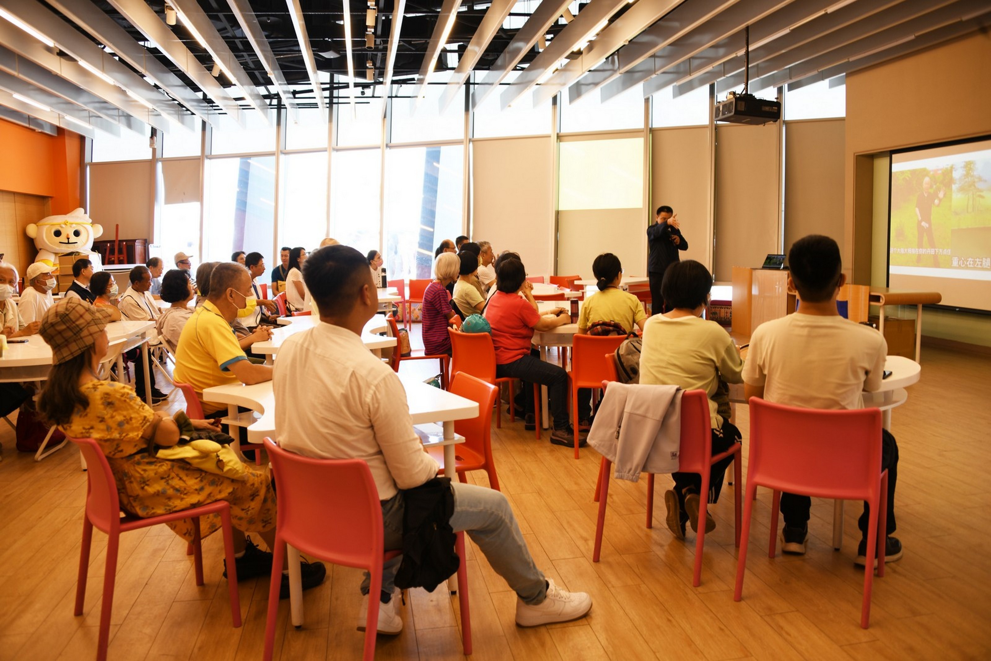 葉明憲醫師從從古論今，現場座無虛席。