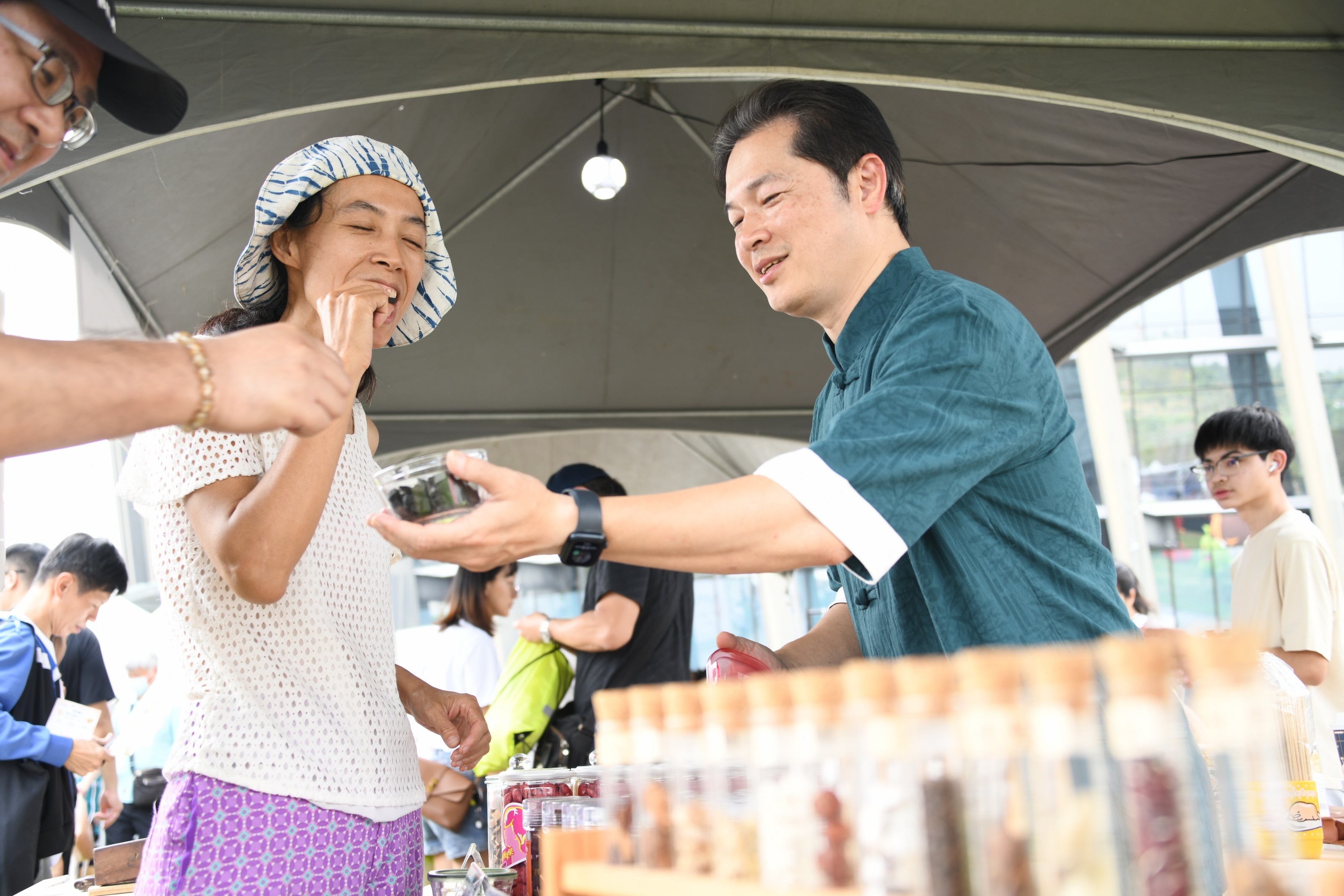 嘉義縣中藥商業同業公會理事長許開興，民眾能以輕鬆方式親近中醫與中藥文化。