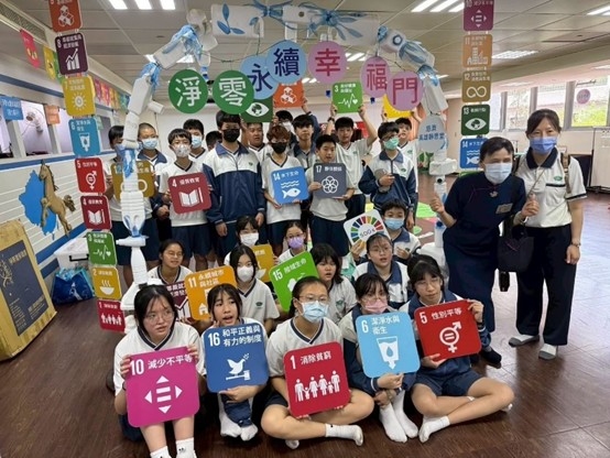 國中部每學年學校皆安排戶外教育活動,導師在活動過程中既是引導者、陪伴者也如媽媽一樣時刻叮嚀囑咐孩子注意安全。