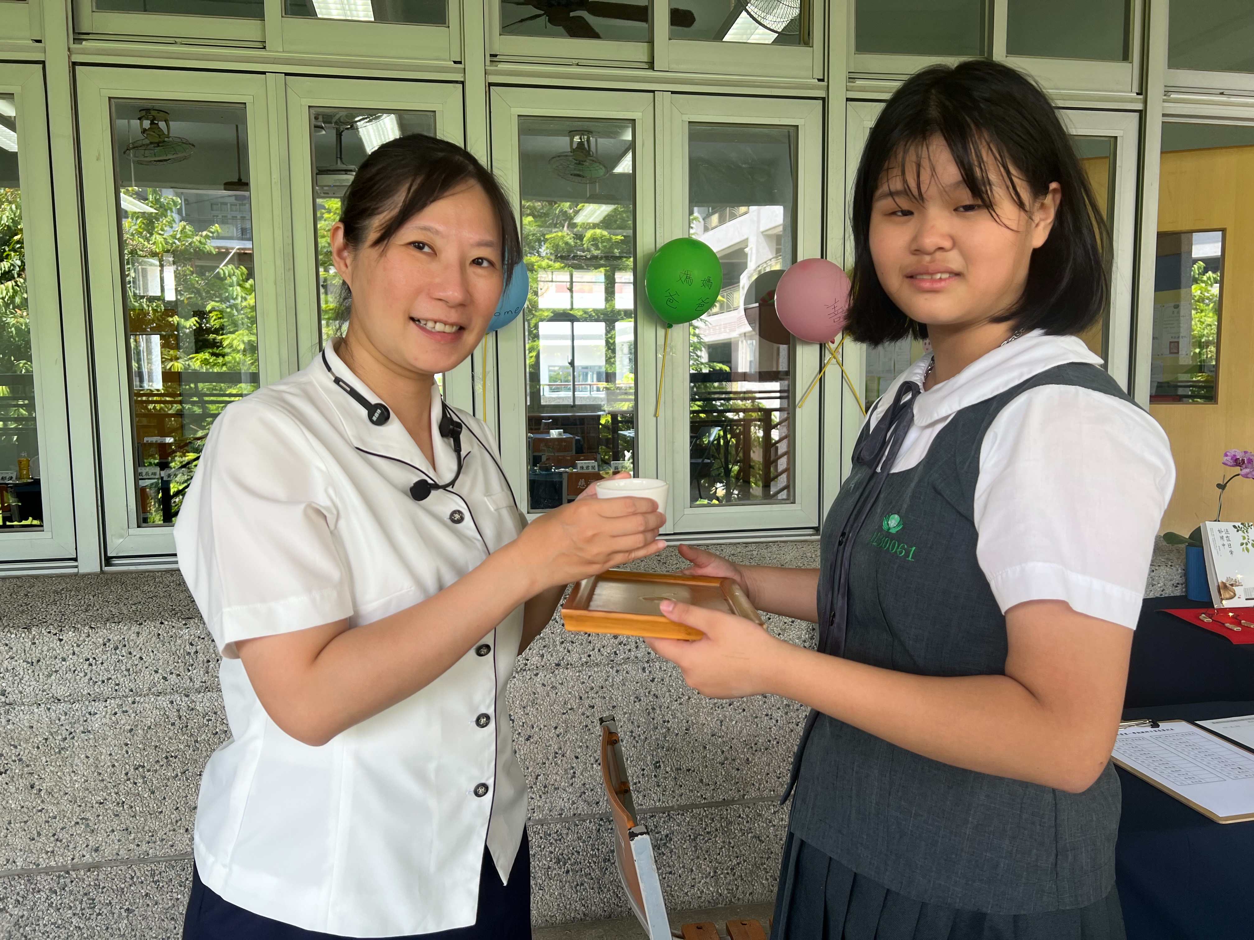 敬師奉茶引導學生尊師重道的學習精神態度。