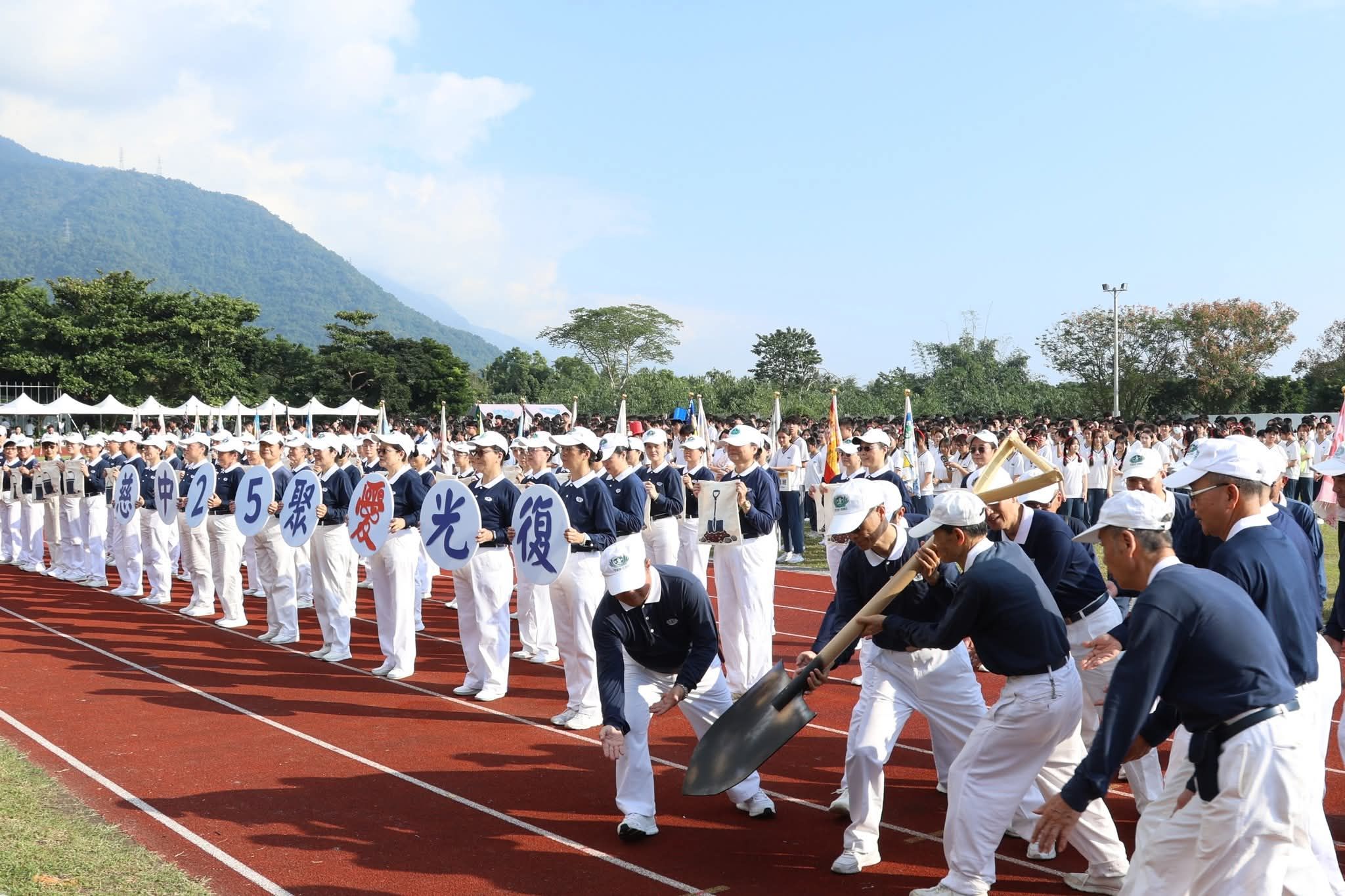 慈誠懿德爸爸媽媽們以「鏟子超人」詮釋慈濟人無私奉獻、勇於付出的精神。