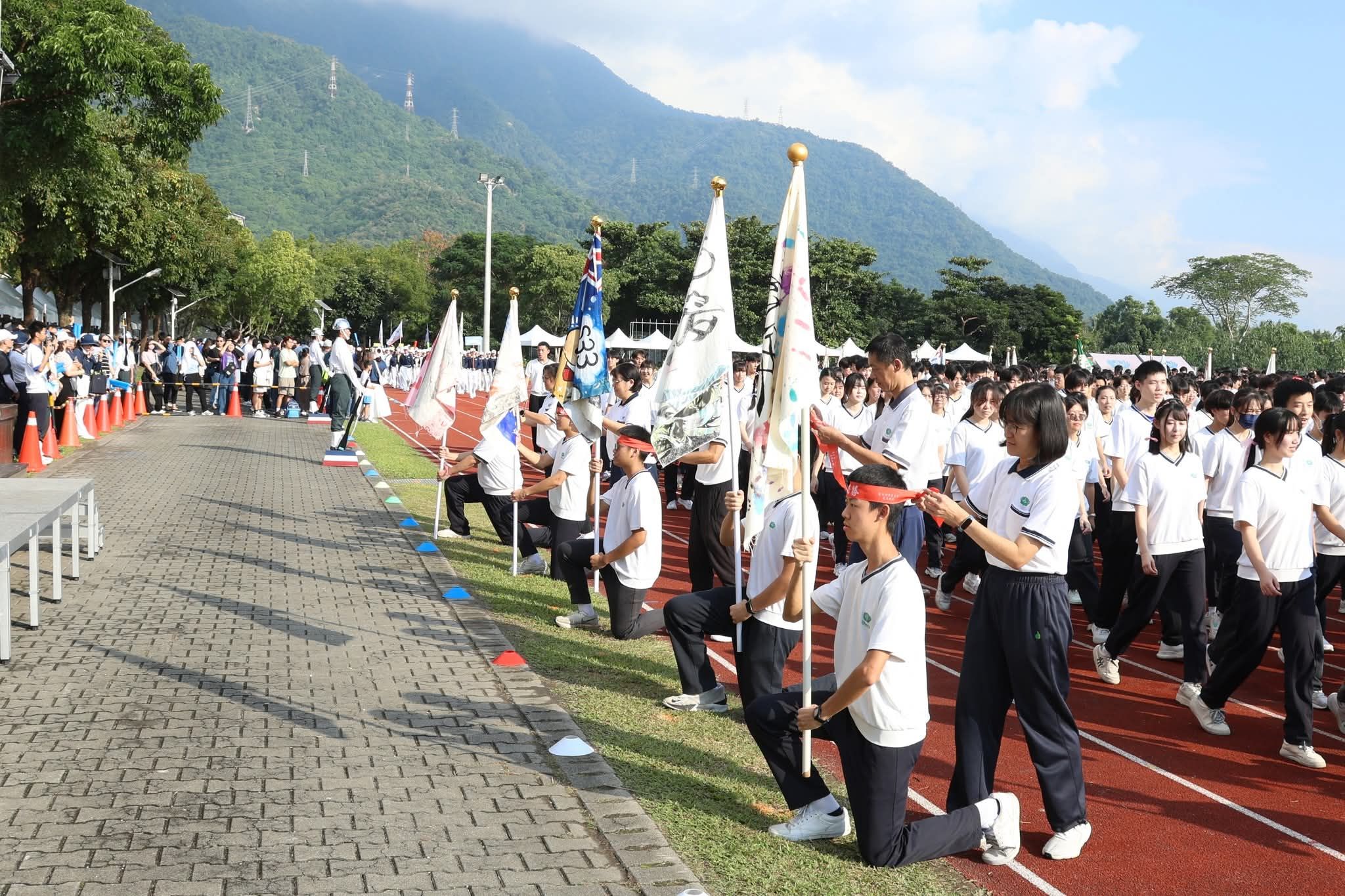 導師親手為高三學生綁上「必勝」的頭帶，寓意祝福與鼓勵。