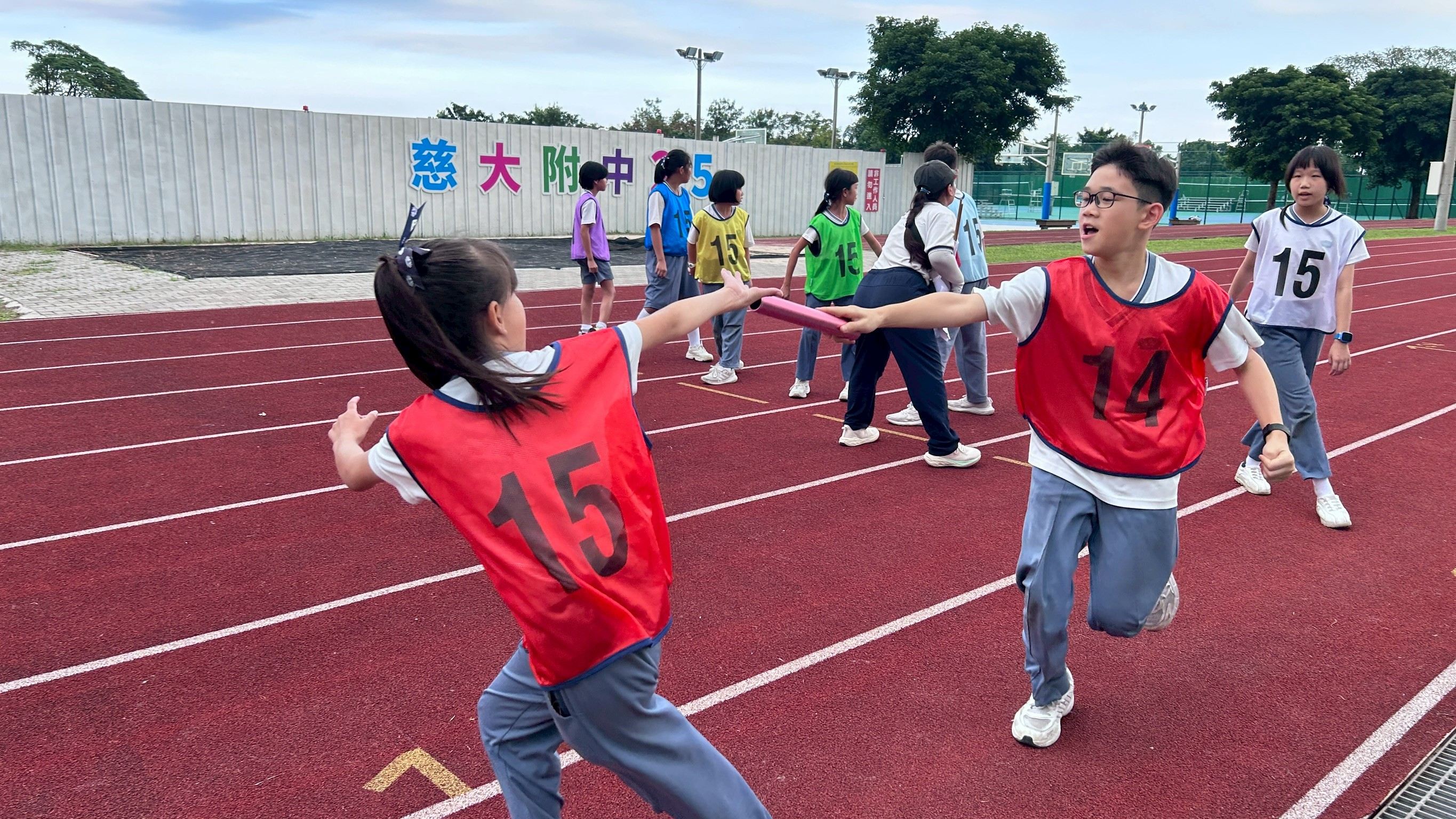 學生以強健的體魄與熱情，在運動場上突破自我。