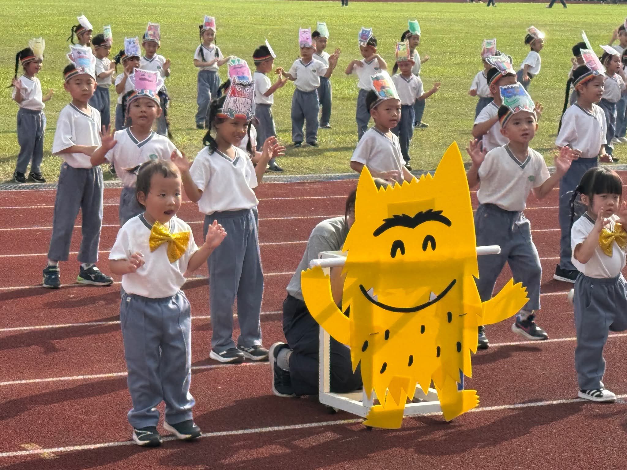幼兒園小朋友以童稚舞步與稚嫩歌聲演繹《愛跳舞的小怪獸》。
