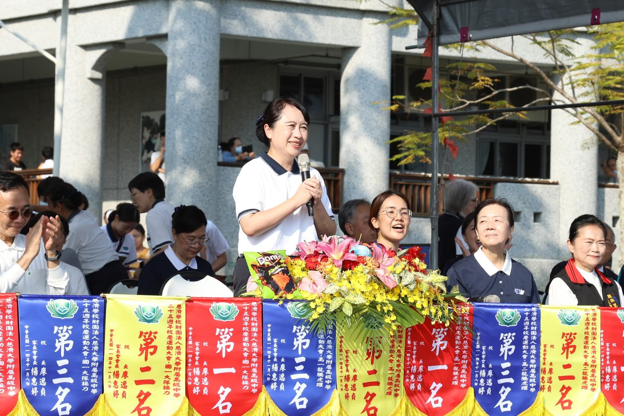 校長期勉同學繼續發揚慈悲利他精神，發揮影響力。