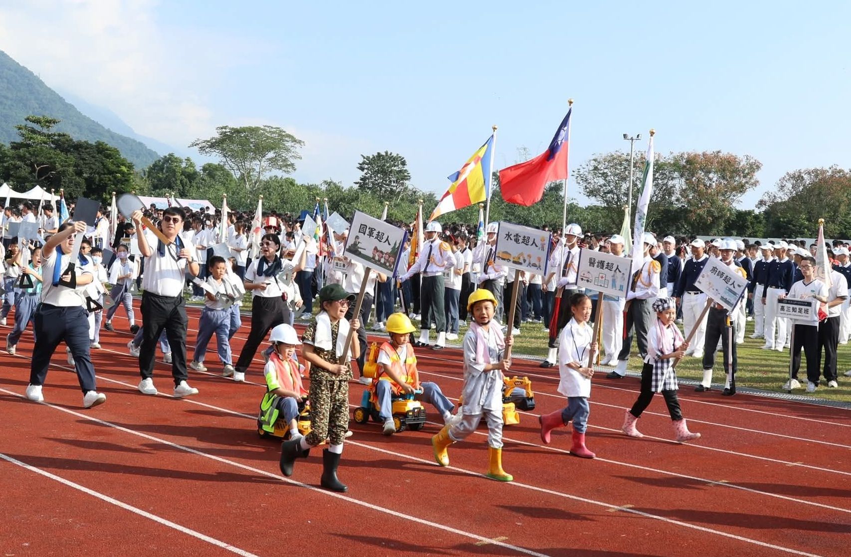 國小三年級以光復超人裝扮入場，展現慈悲喜捨校訓精神。