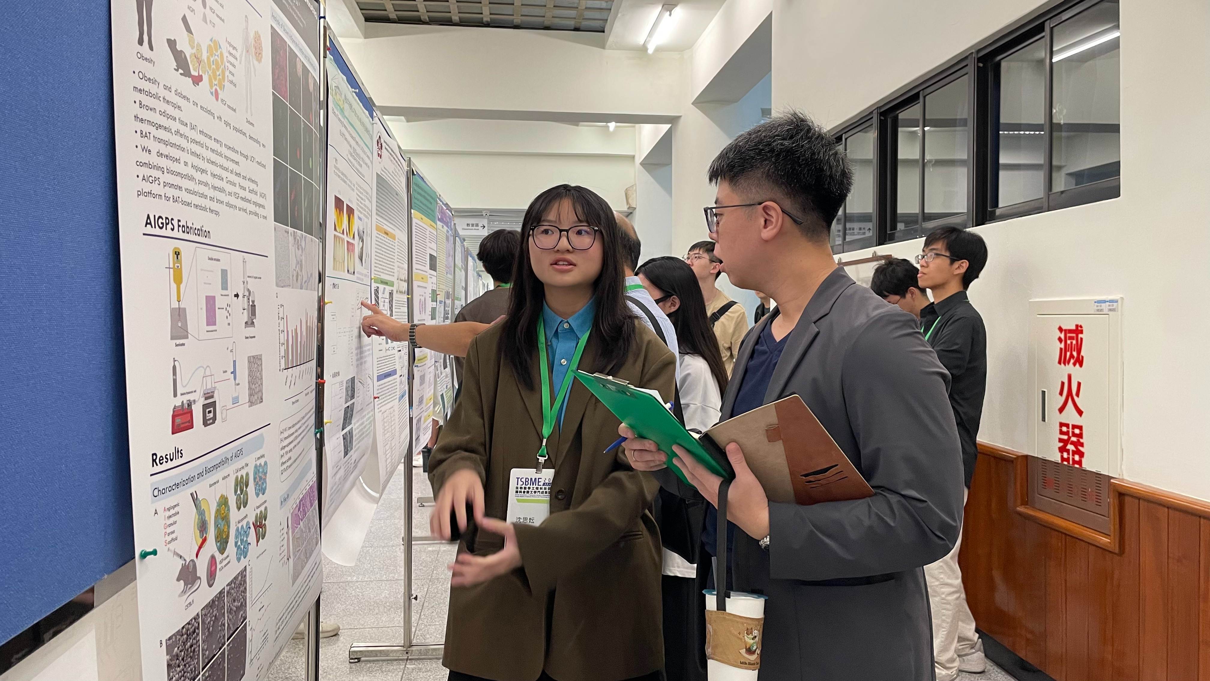 學生在壁報展示區交流研究成果,展現生醫工程新世代的創新能量。