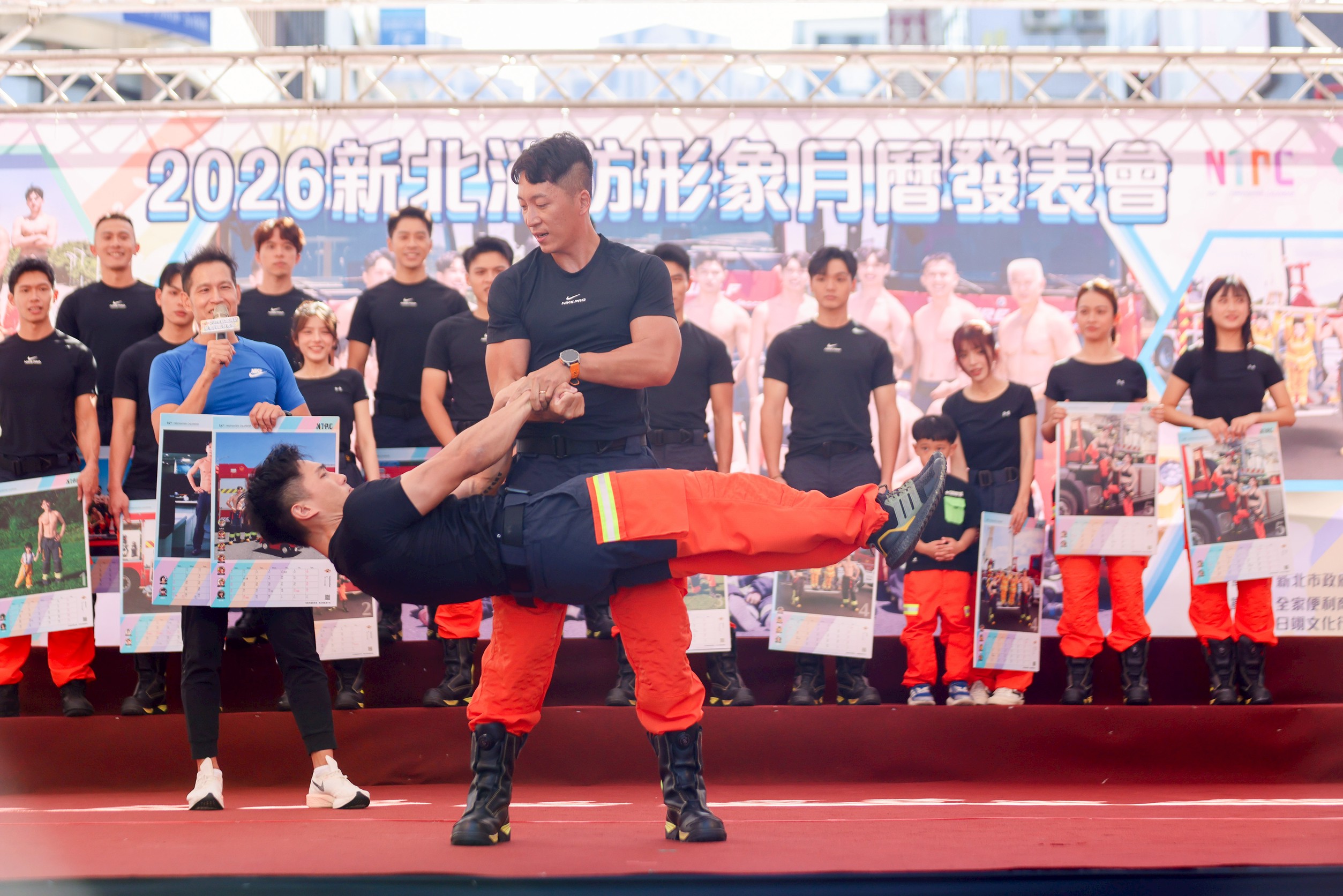 2026新北消防形象月曆以「全民守護‧消防萌力」為主題,不僅有集專業於一身的消防員,也特別邀請小朋友化身小小消防員共同拍攝。