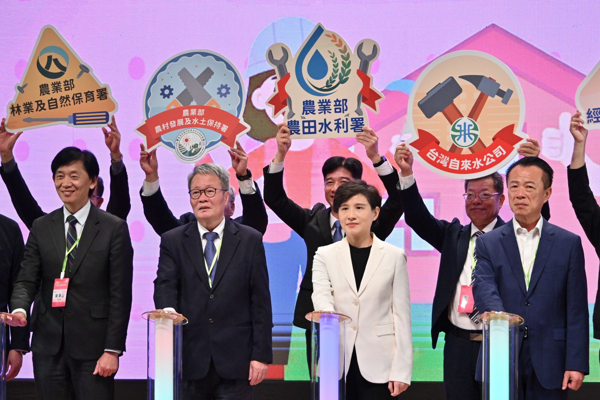 行政院公共工程委員會11月6日舉辦「雲嘉南災後復原協助廠商表揚茶會」，行政院副院長鄭麗君代表卓榮泰院長頒發感謝狀，向全臺72家投入災後修繕的營造單位致敬。