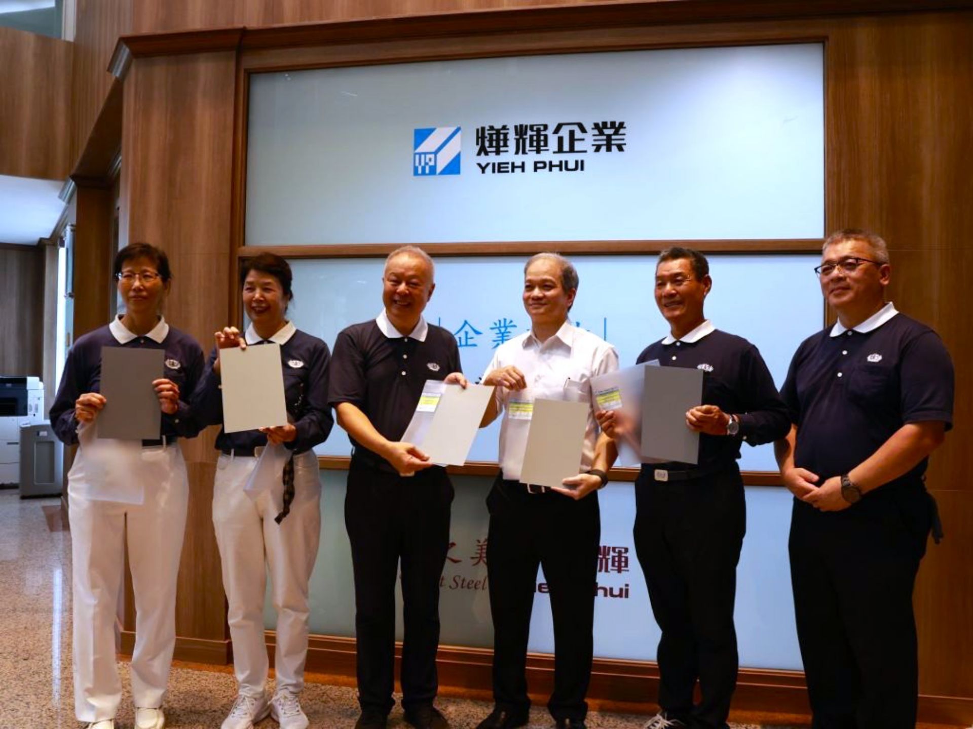 由燁輝企業捐贈的30噸「鍍鋅鋁鎂烤漆鋼捲」新型瓦型鋼板，嘉惠嘉義9戶、臺南2戶，為災民打造堅固屋頂，守護生活安全。