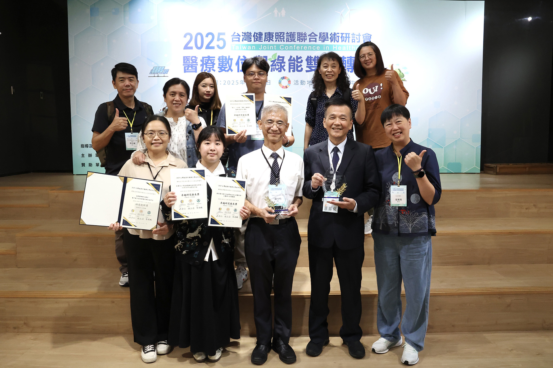 花蓮慈濟醫院與慈濟大學3篇產學合作論文，榮獲2025台灣健康照護聯合學術研討會2項口頭發表金獎、1項研究創新獎等殊榮之外，花蓮慈院還有4篇獲得卓越研究發表獎，與慈大產學合作共有2篇獲得卓越研究發表獎；同時，有8篇海報獲得錄取佳績。