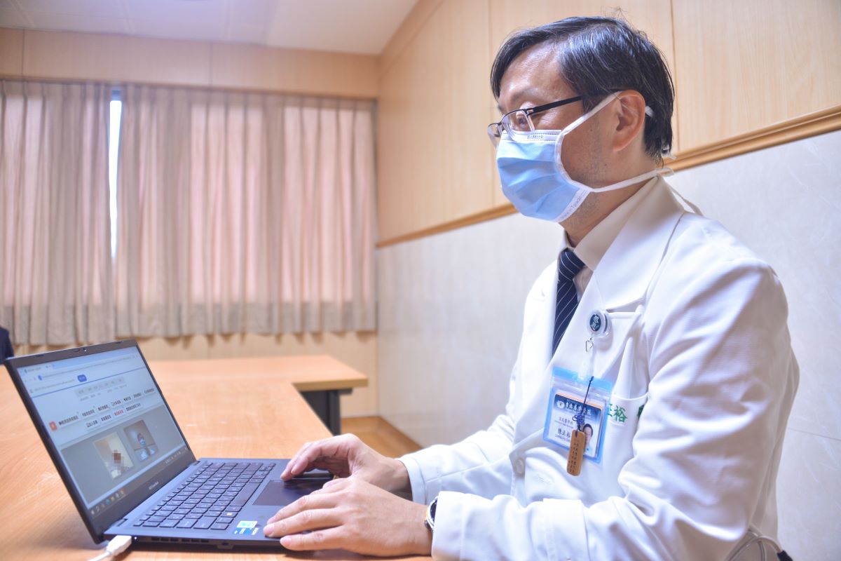 家庭醫學科陳正裕主任透過視訊問診、查看居家護理師回傳至醫院資訊系統的數據，評估患者的病況是否有異狀或需住院治療。