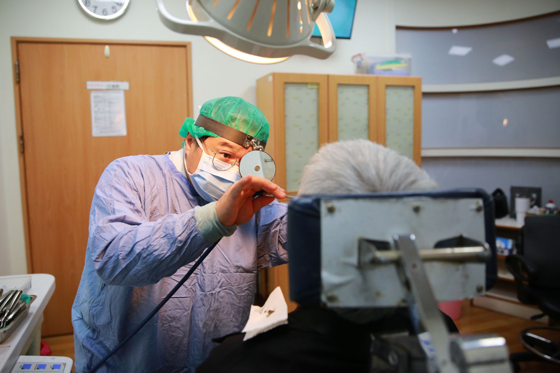 阿琴姊至耳鼻喉科回診，周昱甫醫師為她取出微創傷口的小結痂。