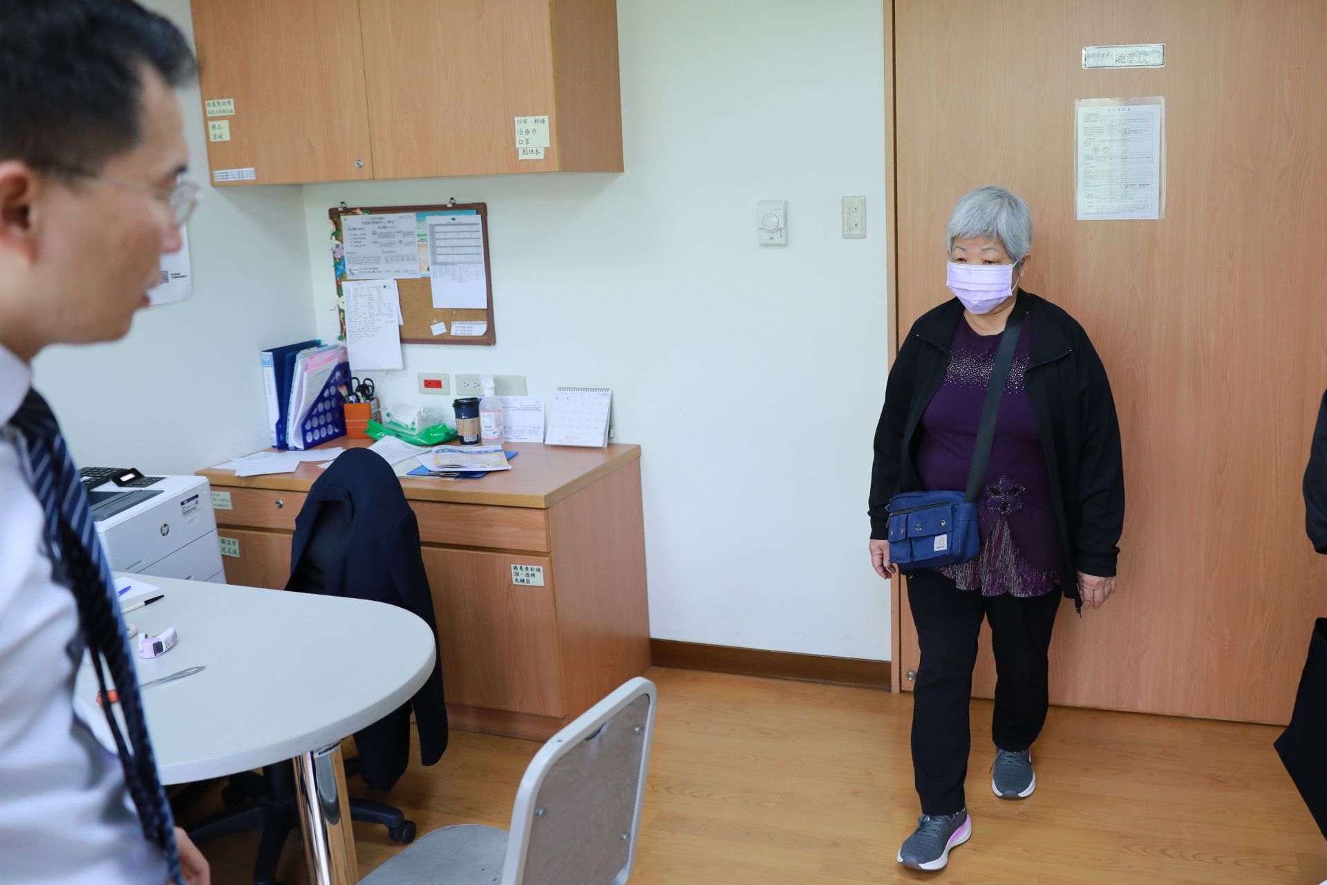 阿琴姊回診神經外科，步態已經非常穩定。