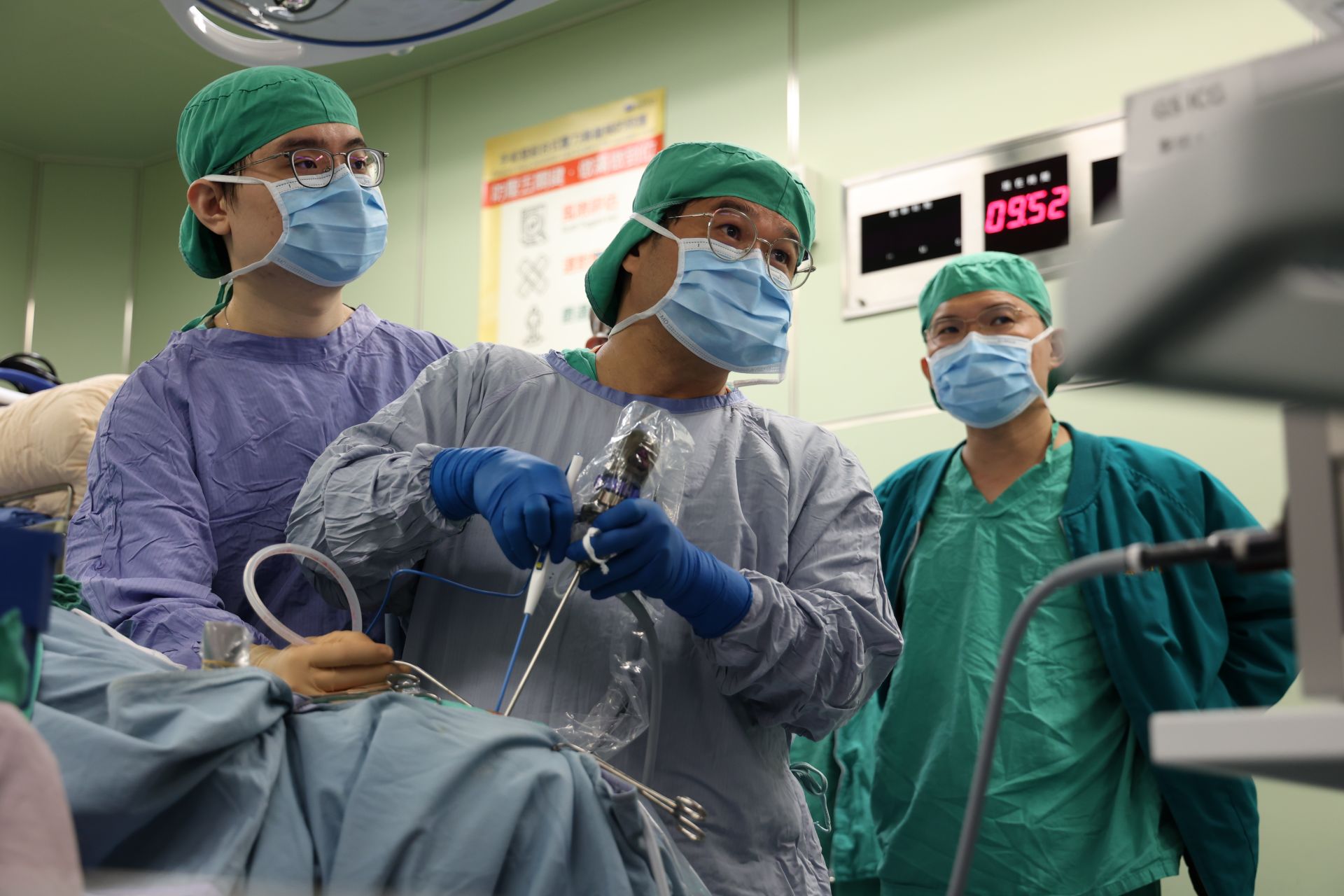 跨科團隊合作的雙手聯彈經鼻經蝶竇腦瘤清除術，由內視鏡經驗豐富的耳鼻喉科主任周昱甫醫師(中)先行開道打開顱底，整理出空間。右為在旁準備的神經外科主任蔡昇宗醫師。