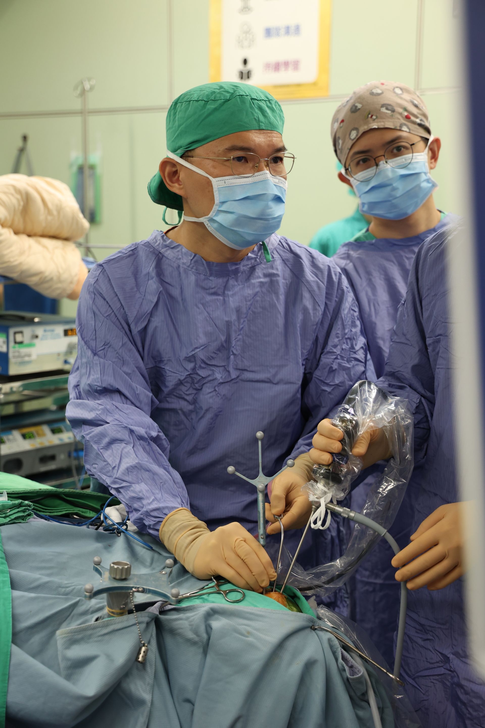 耳鼻喉科完成空間整理後，四手聯彈開始，神經外科蔡昇宗主任進入取瘤，整個過程歷時好幾個小時，也是展現團隊技術與默契的時候。