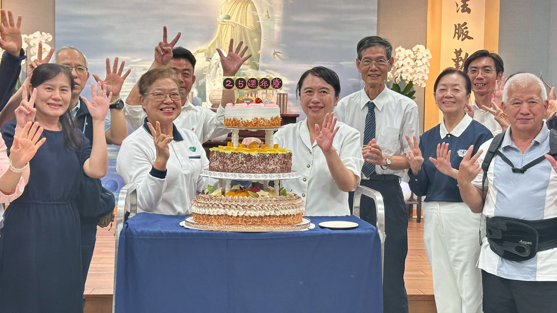 全場齊唱〈生日快樂〉，慶祝慈中25周年，凝聚出屬於慈中的深厚情感