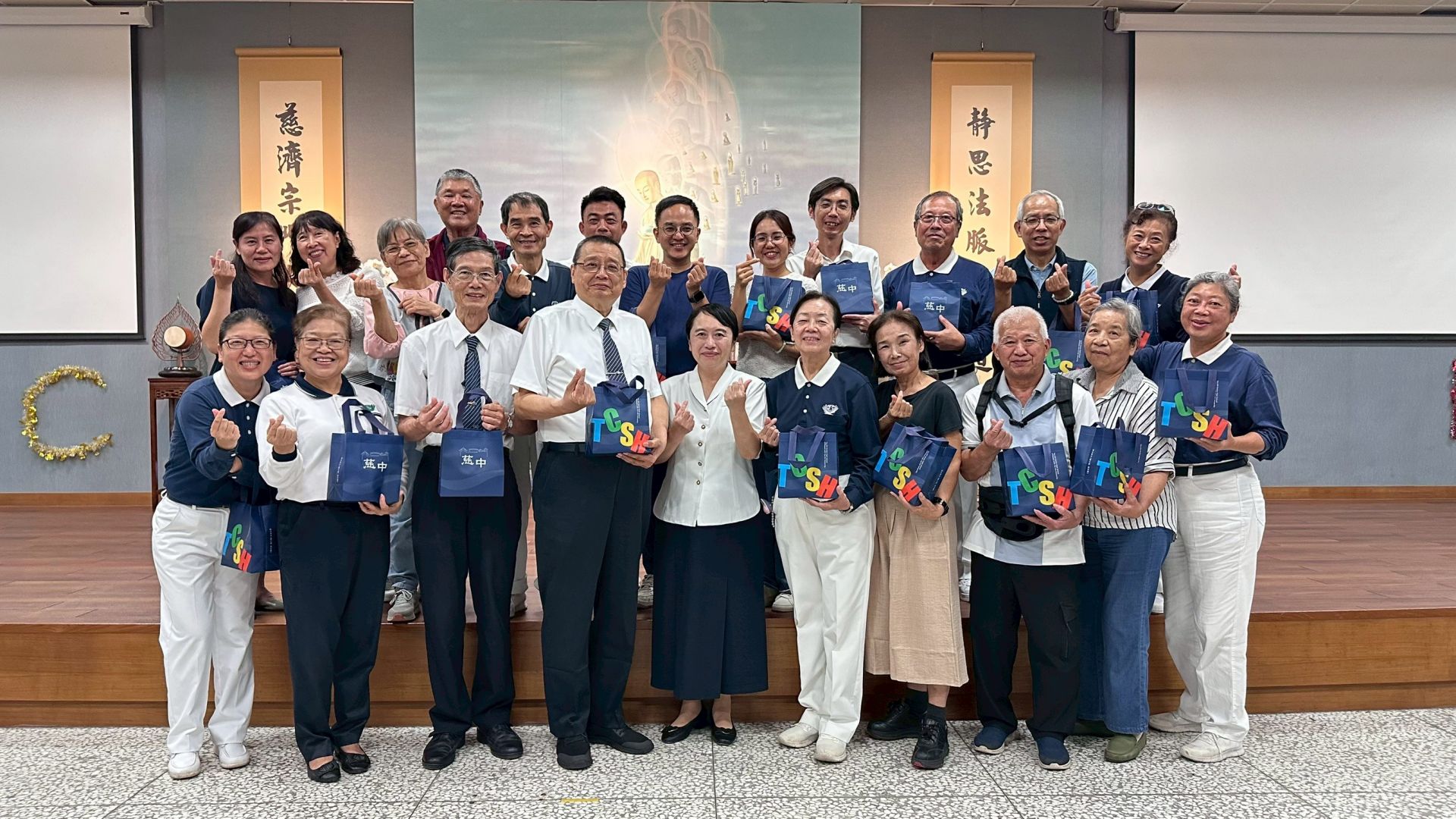 創校師長、退休教師、家長會與慈懿會代表，留下歷史性的照片記錄