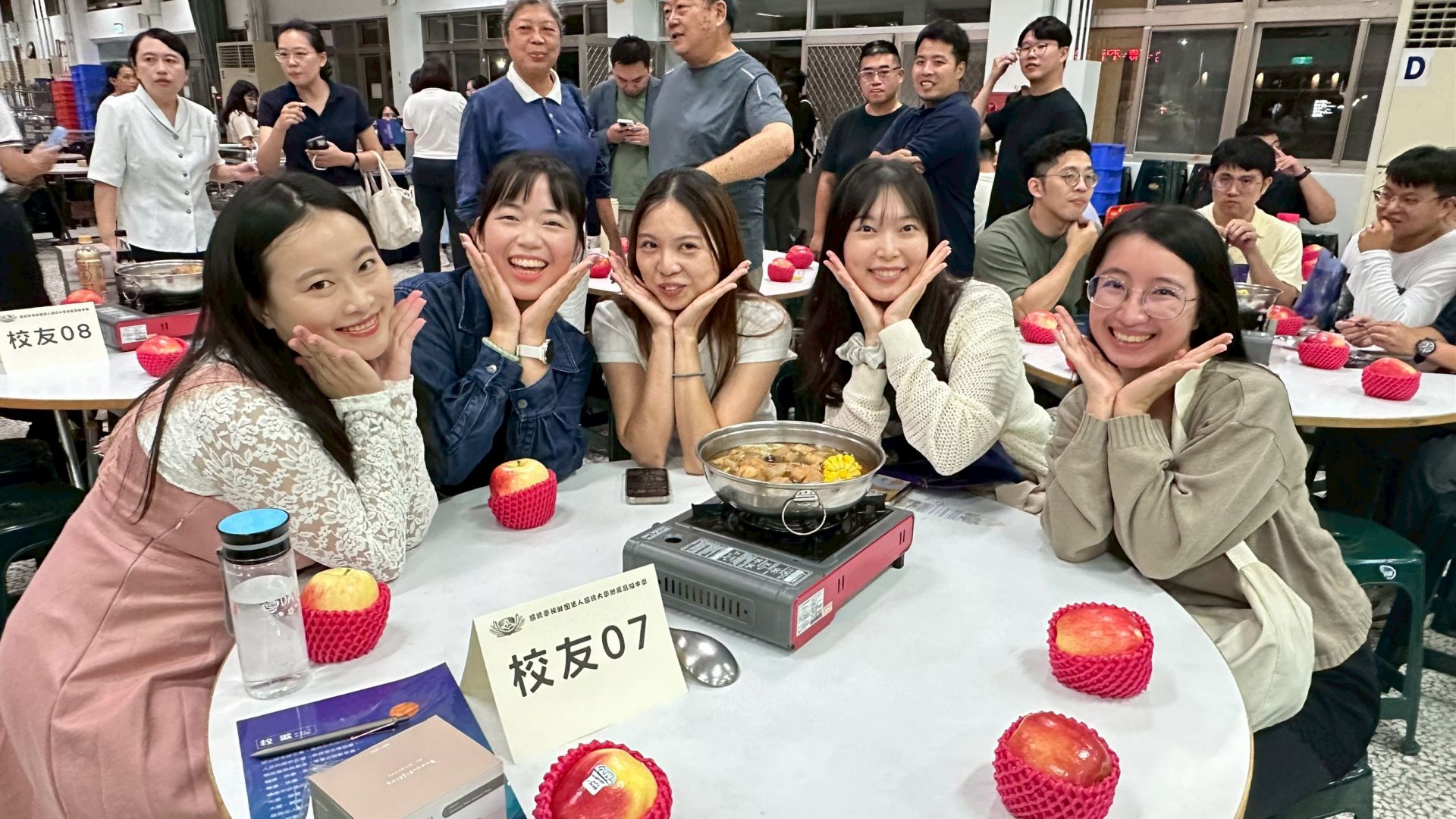 畢業後於各行各業耕耘的同窗，於餐會中開心合影留念