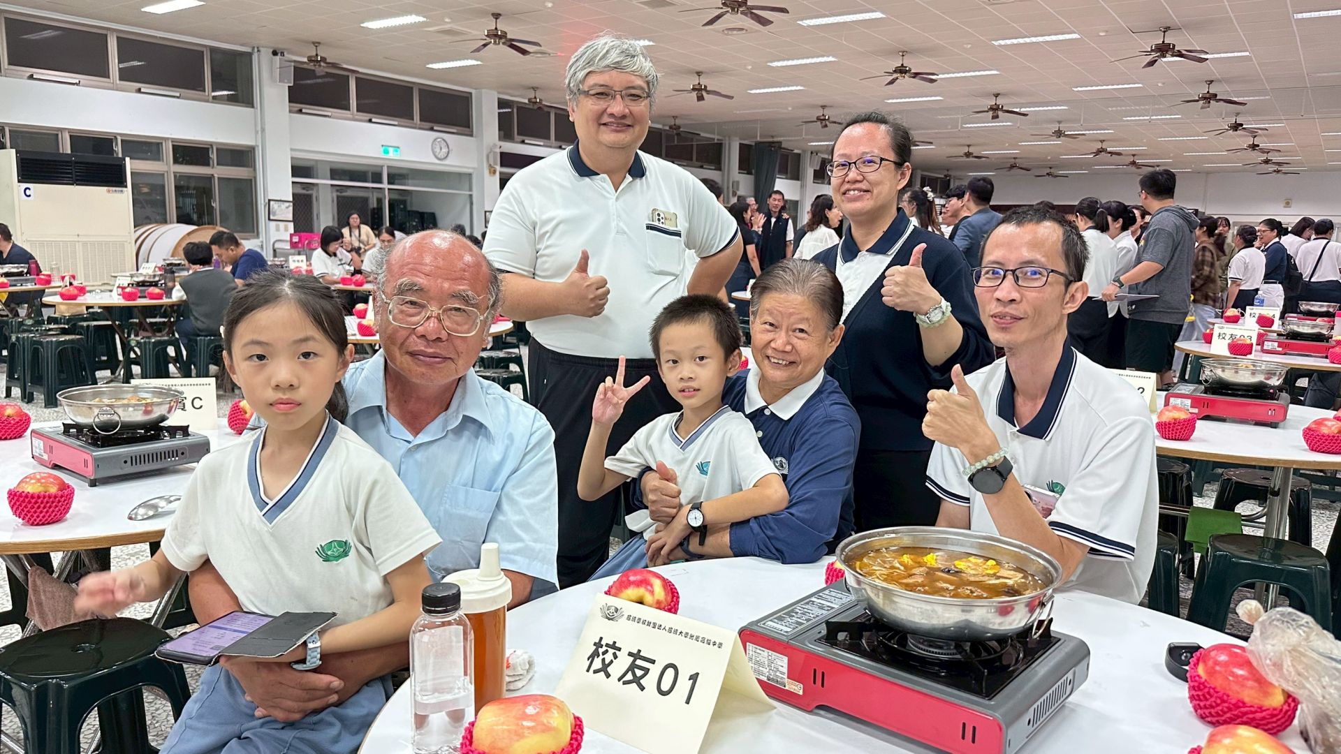 畢業校友回慈中轉變身分成為老師