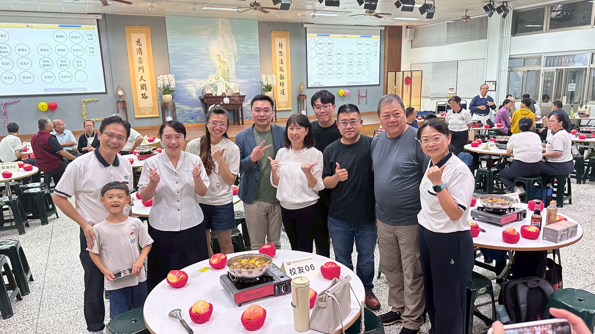 校友熱情的與久違的師長開心合影