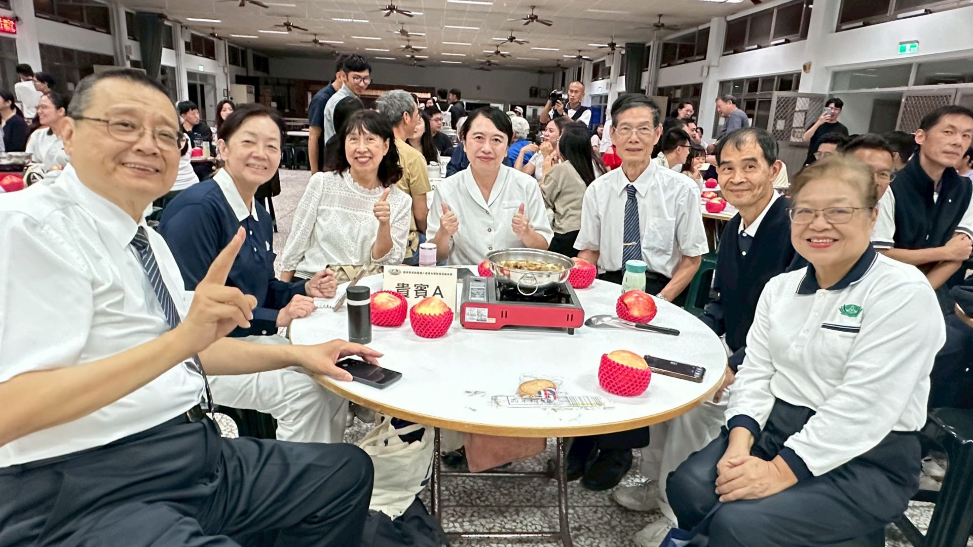 校長與多年於慈中深耕的退休同仁、慈懿會、前會長開心合影