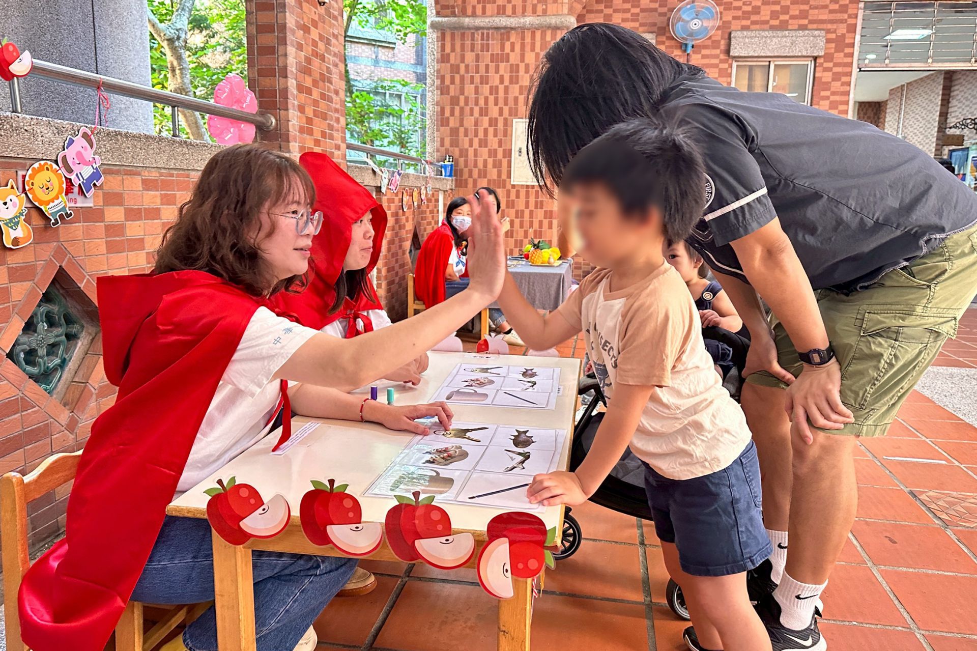 關主化身小紅帽，沉浸式闖關彷彿進入童話世界