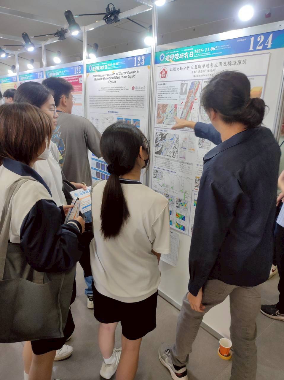 科研主題多元豐富，研究生講解互動讓同學對研究內容有初步了解。